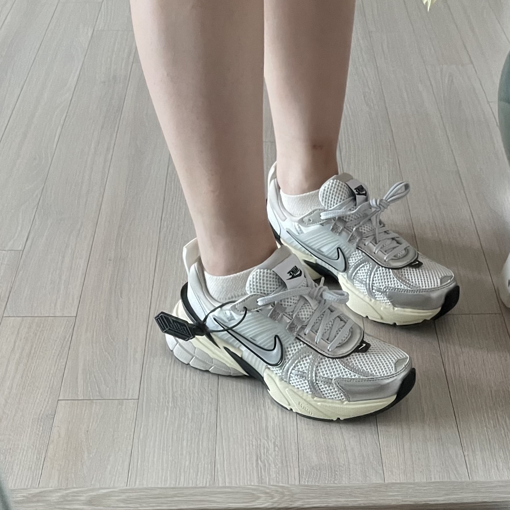 Nike V2K Run Summit White Metallic Silver 착용 스타일 - 2