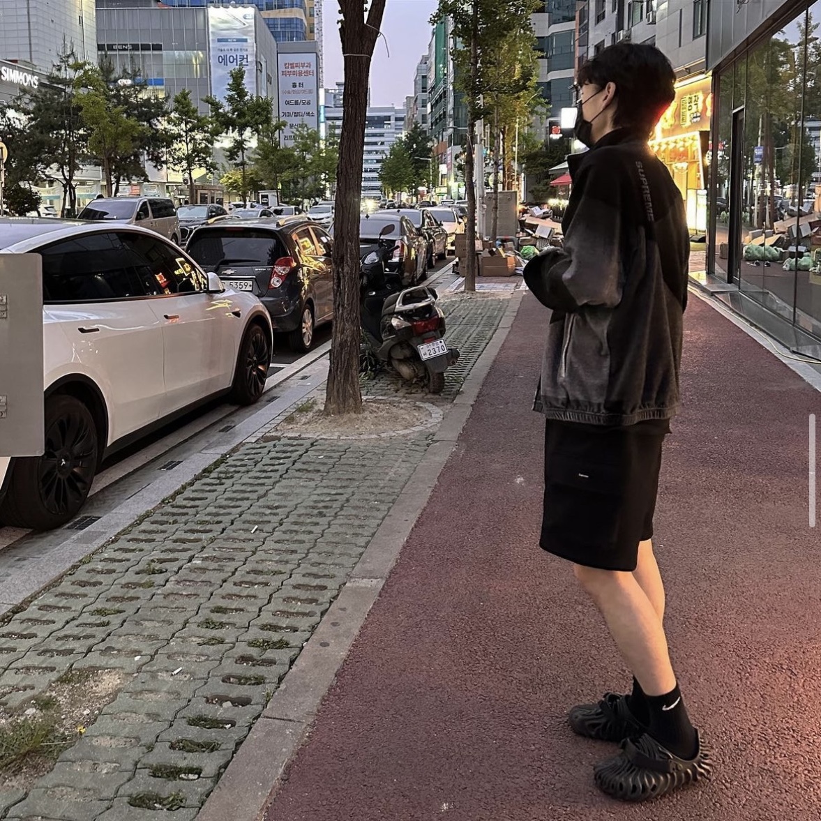 Crocs x Salehe Bembury Pollex Clog Sasquatch, Supreme Geo Velour Track Jacket Black - 23SS 착용 스타일