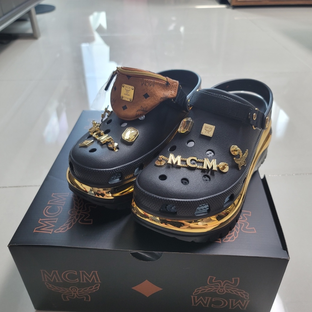 Crocs x MCM Mega Crush Clog Black (With Belt Bag Bracelet) 착용 스타일 - 1