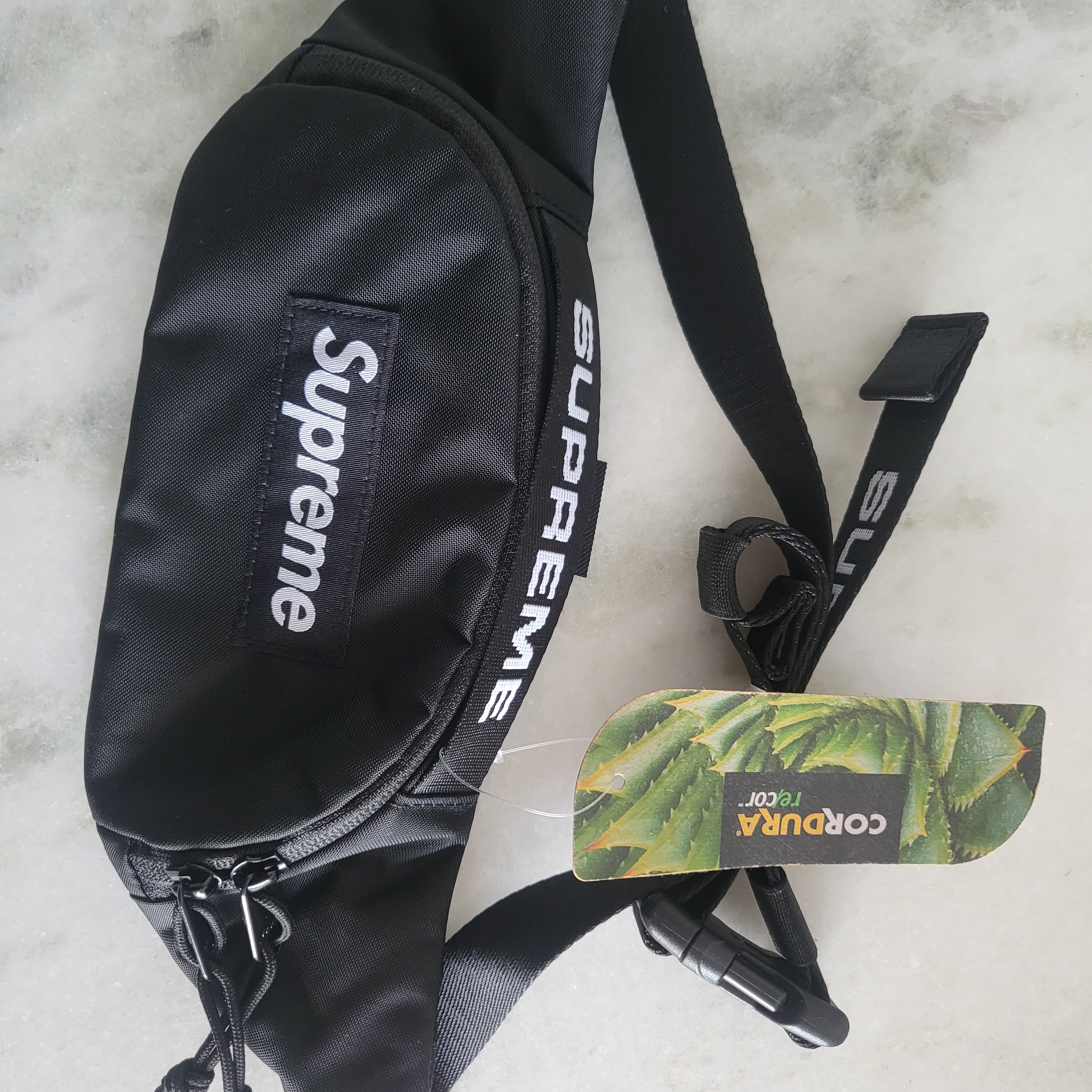 Supreme Small Waist Bag Black - 22FW 착용 스타일
