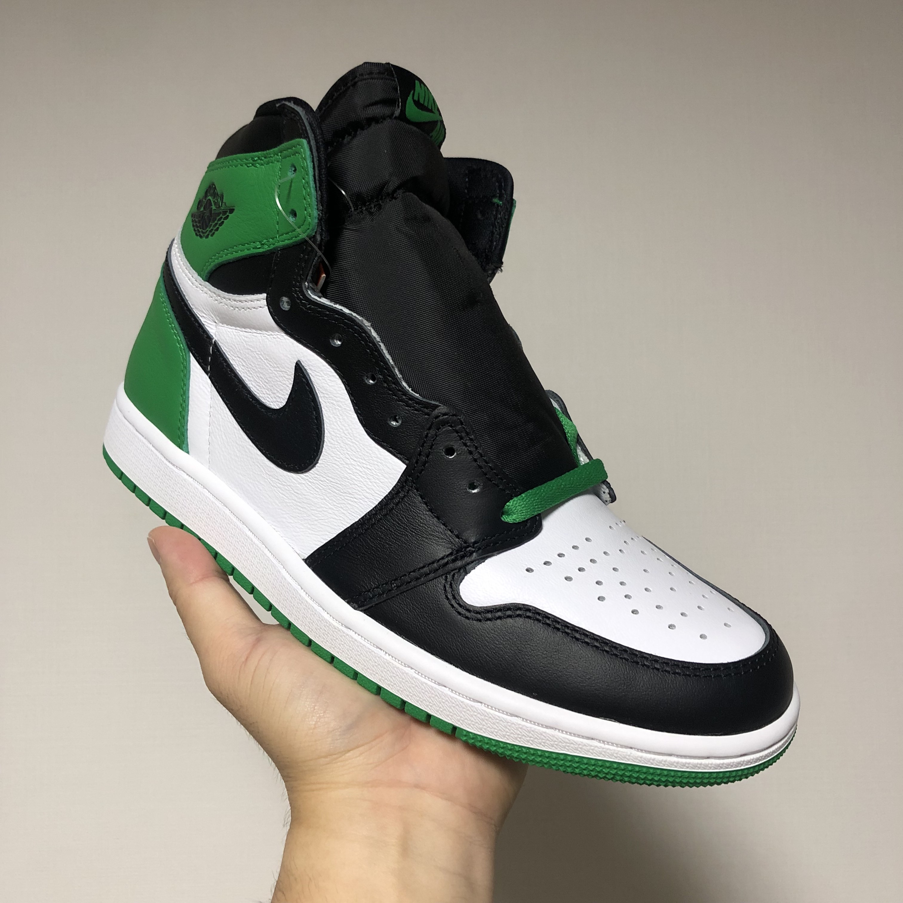 Jordan 1 Retro High OG Black and Lucky Green 착용 스타일