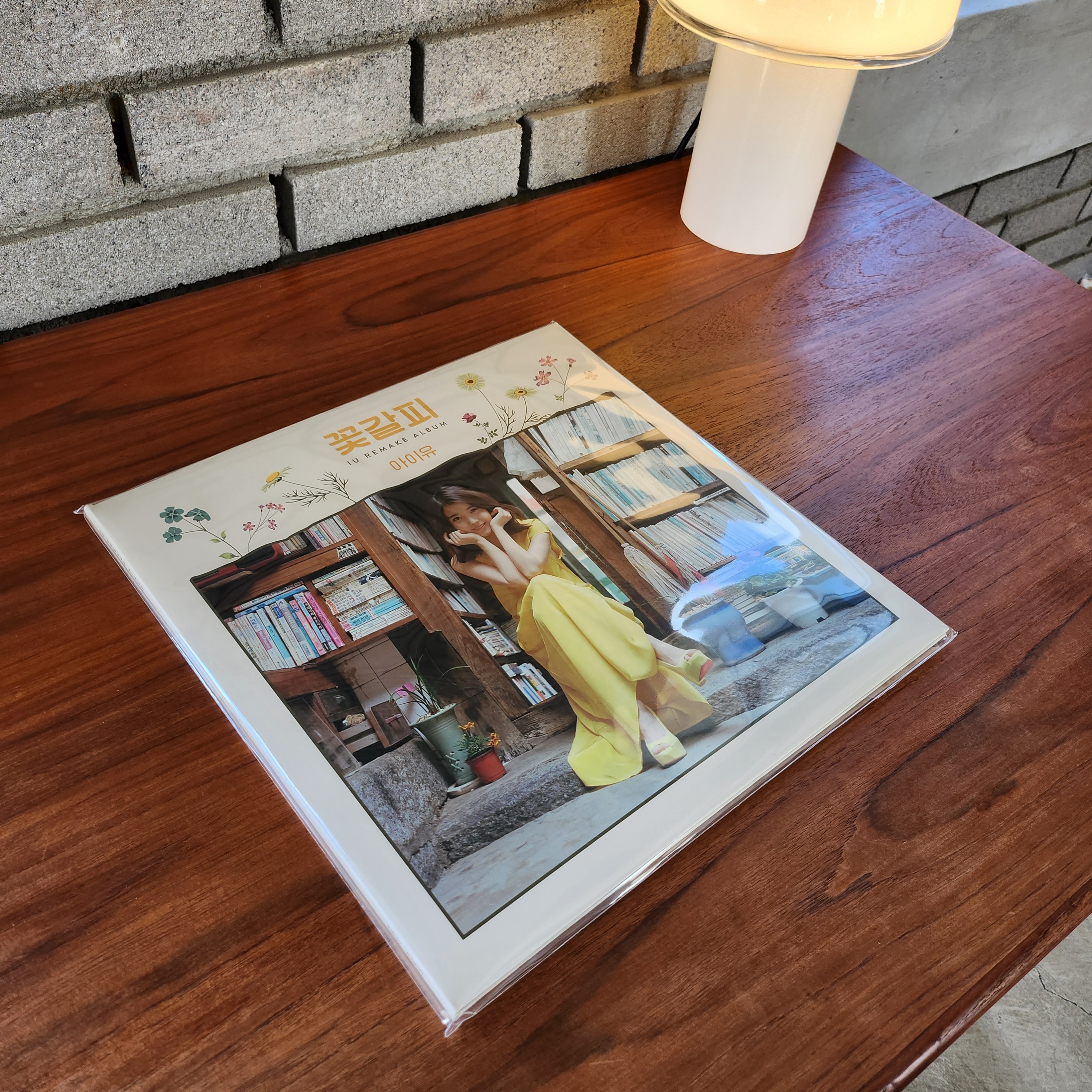 IU Remake Album A Flower Bookmark (Edam Ver.) LP 착용 스타일 - 3