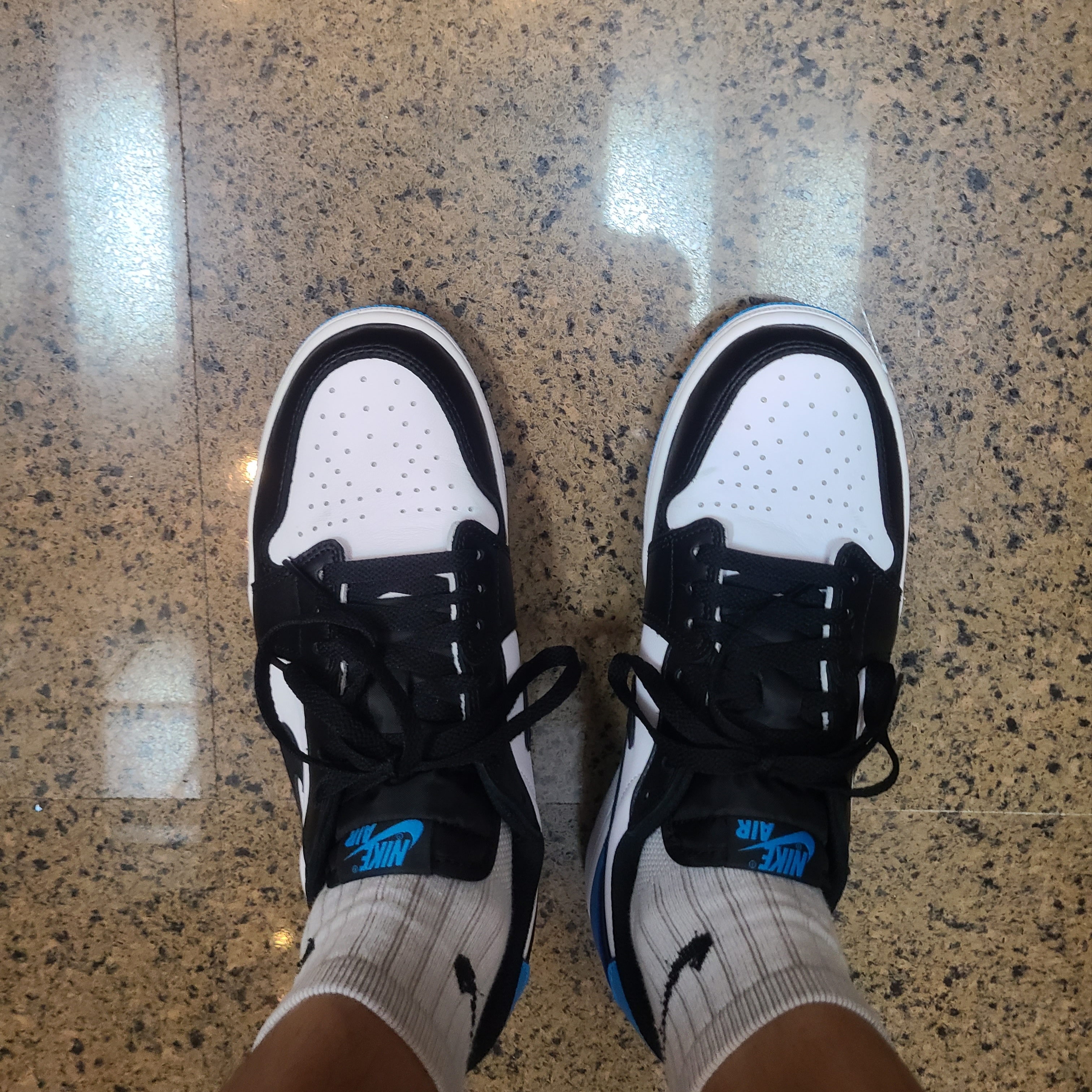 Jordan 1 Retro Low OG Black and Dark Powder Blue 착용 스타일