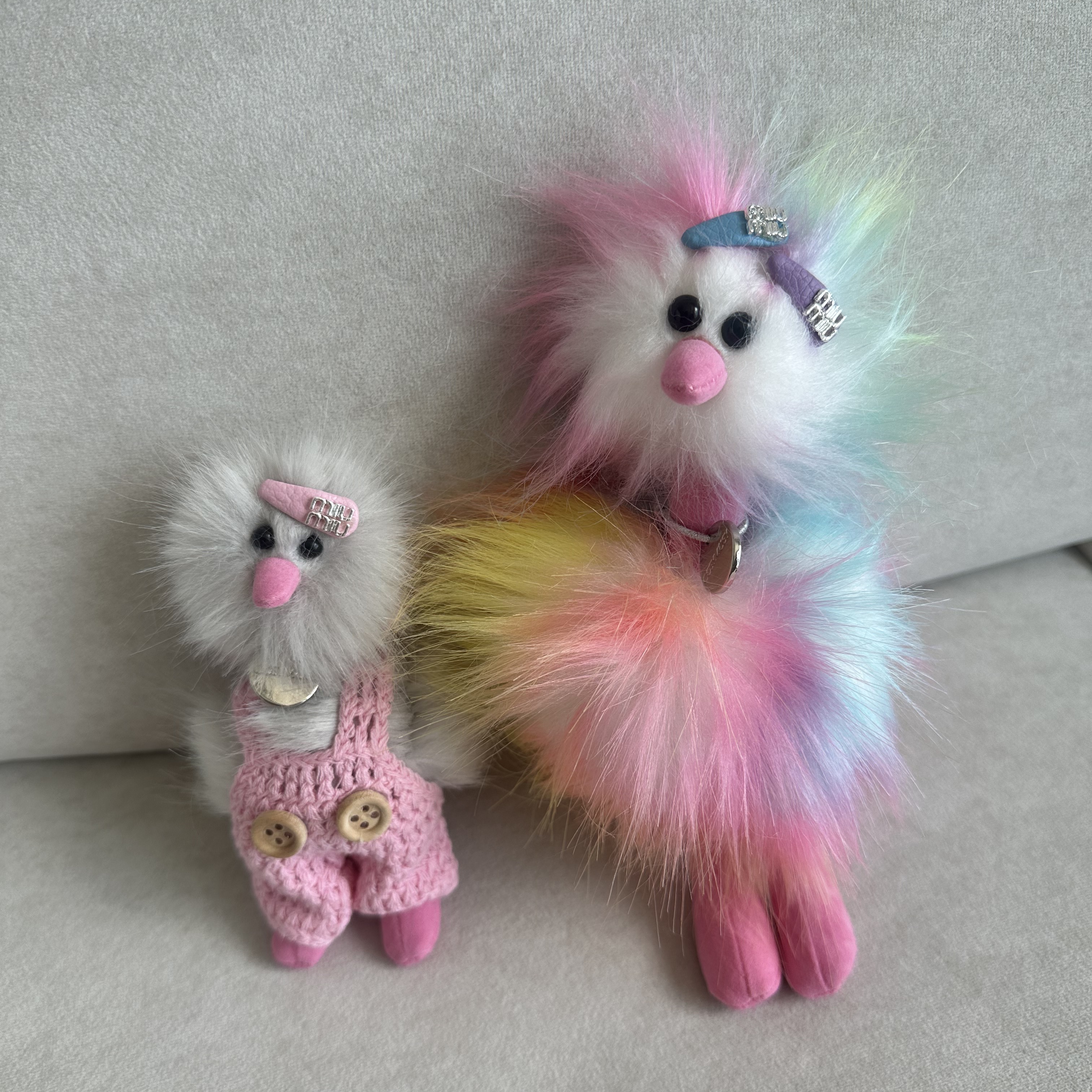 Cosymosy Ugly Bird Keyring Rainbow, Cosymosy Mini Bird Keyring Light Gray 착용 스타일