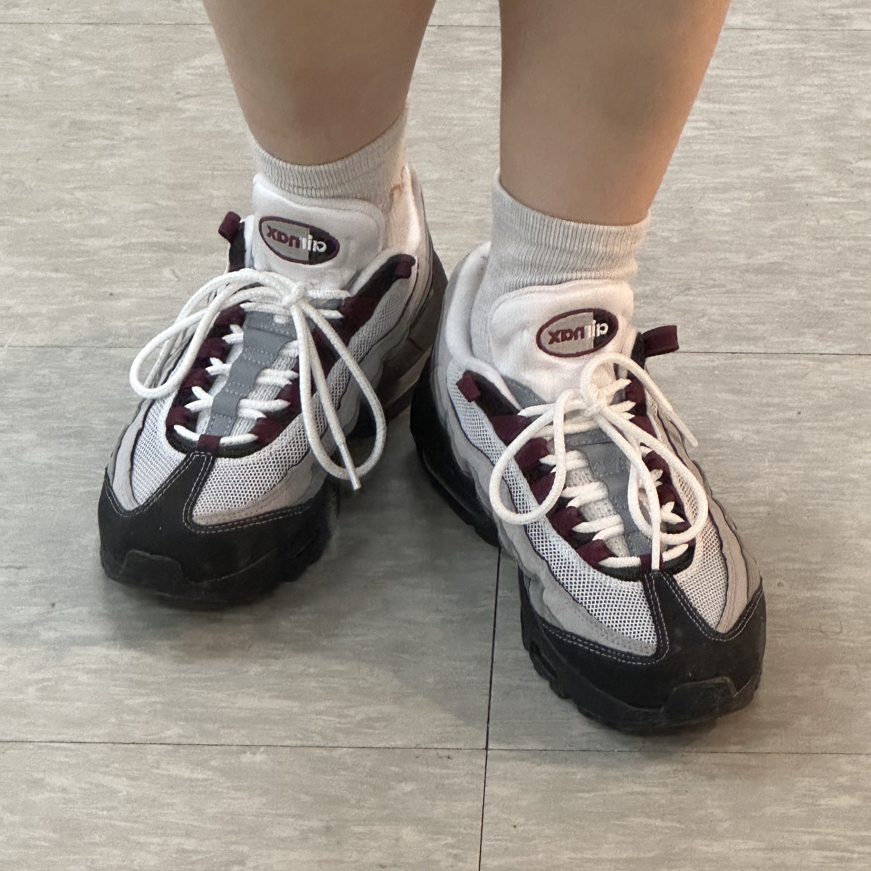 Nike Air Max 95 Pearl Grey and Dark Beetroot 착용 스타일