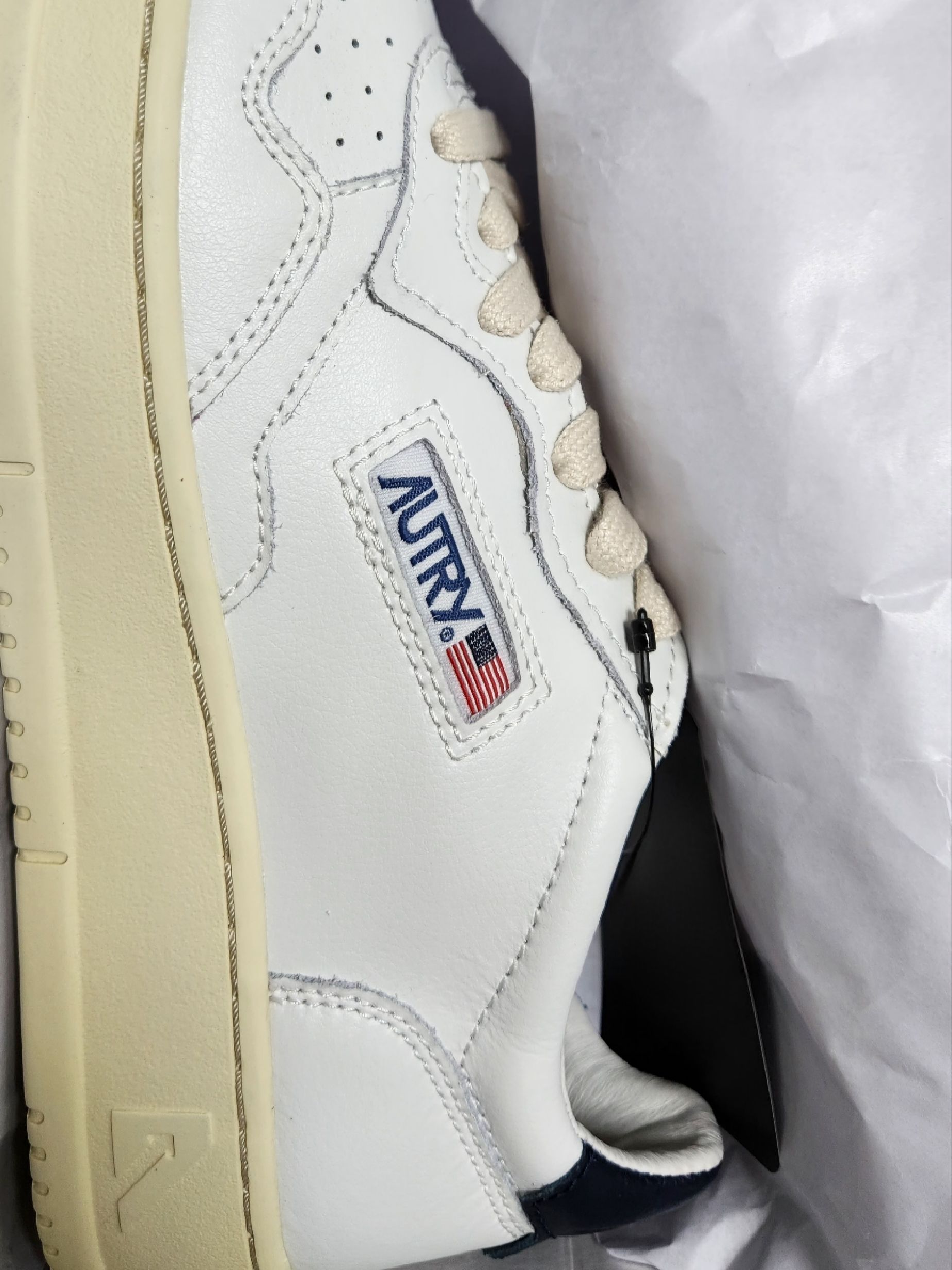 Autry Medalist Low Leather Sneakers White Blue 착용 스타일