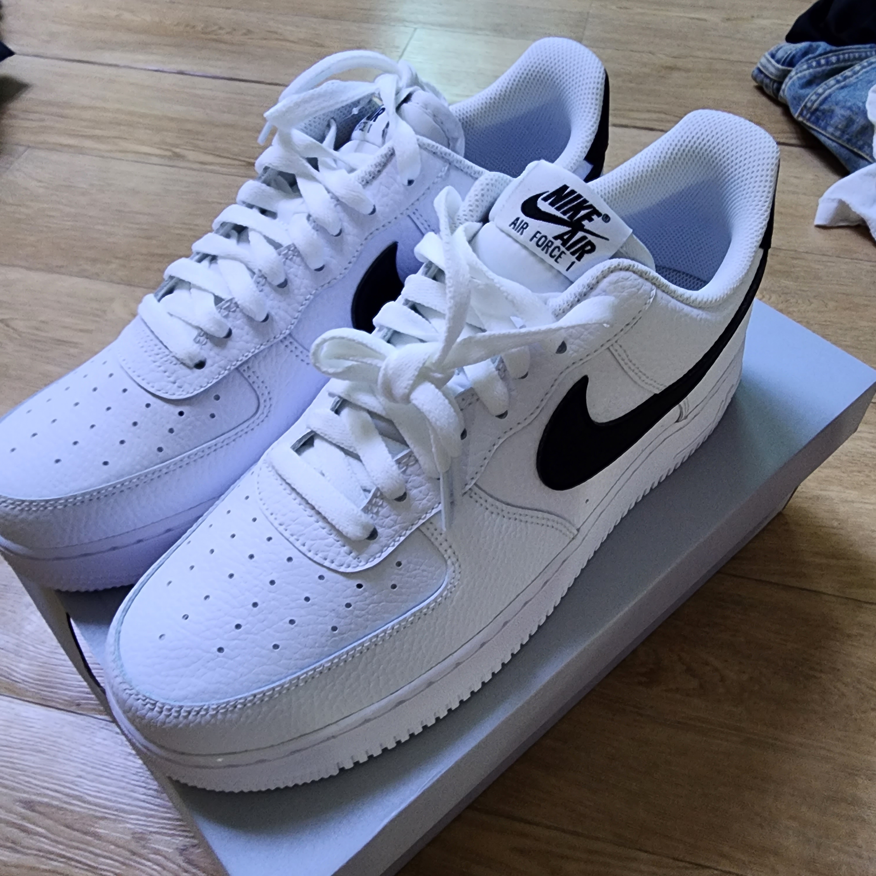Nike Air Force 1 '07 White Black 착용 스타일 - 1