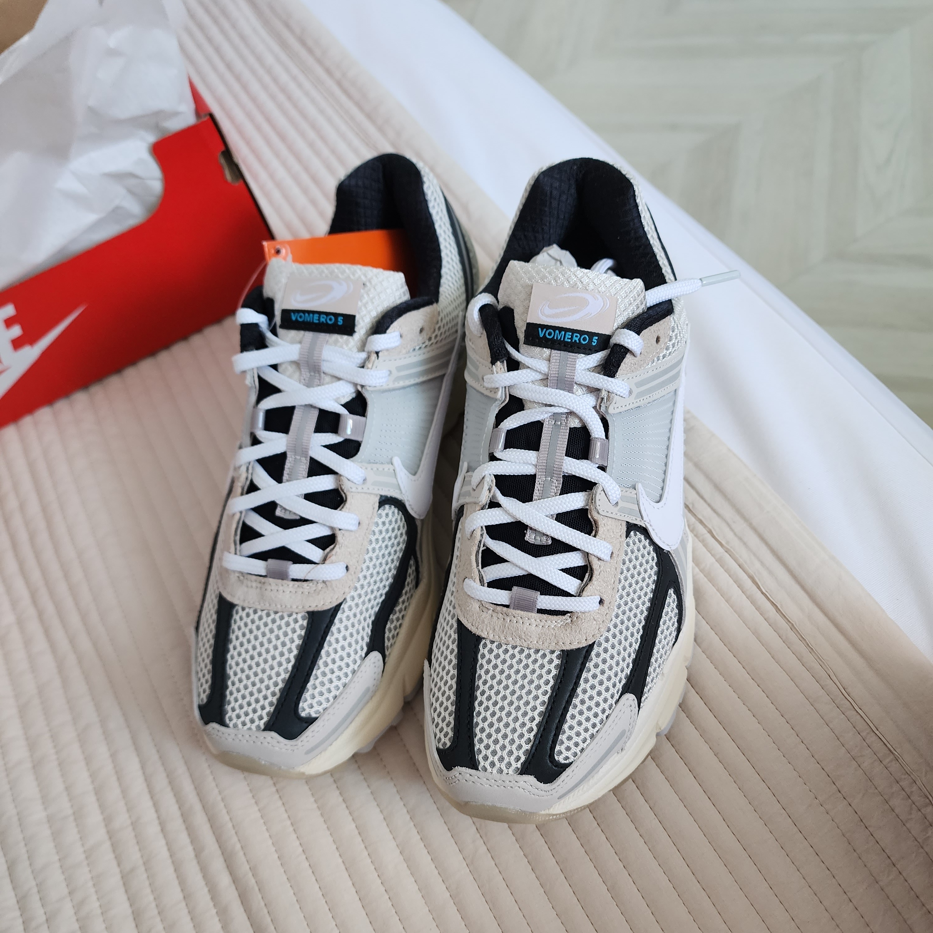Nike Zoom Vomero 5 Light Bone and Black 착용 스타일 - 2