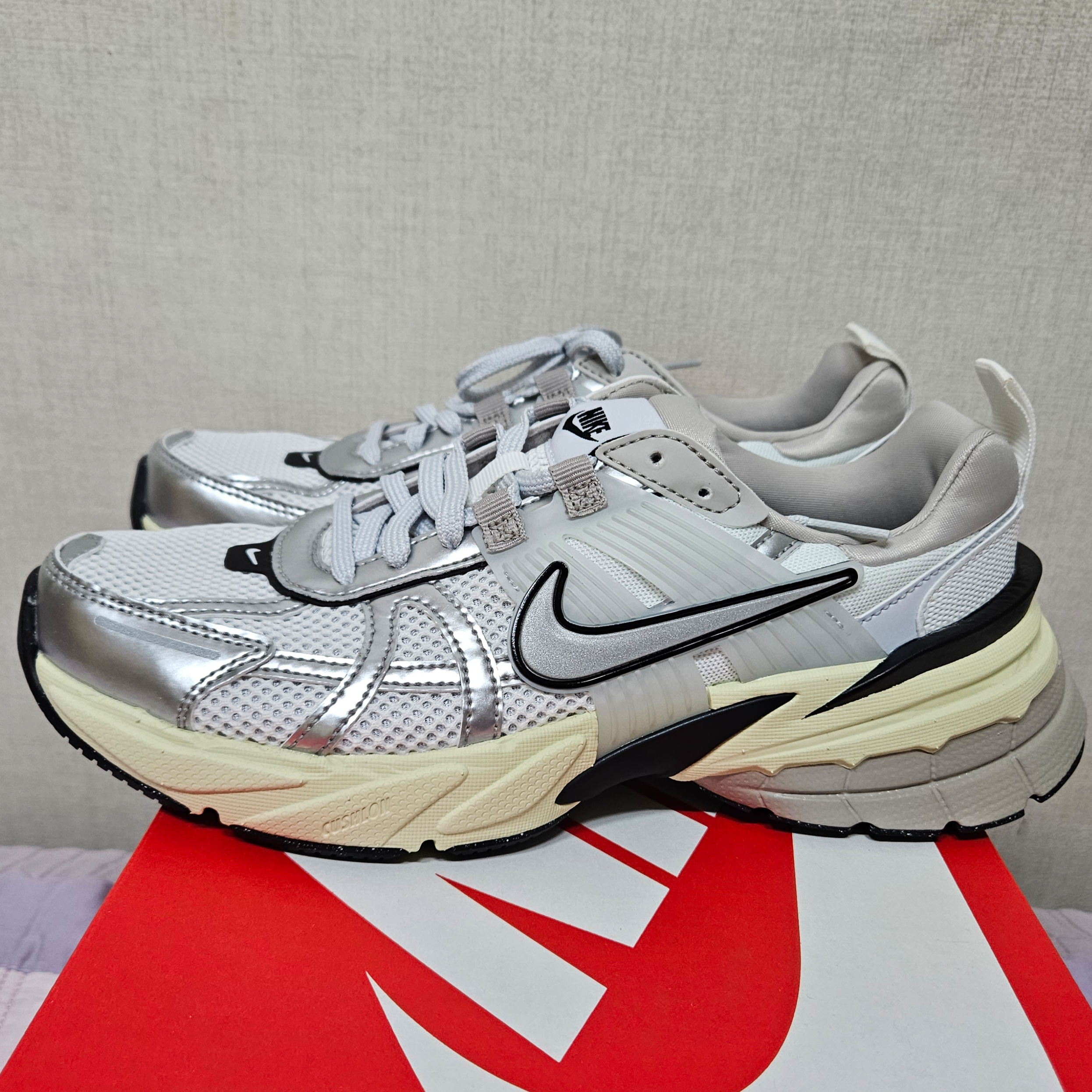 Nike V2K Run Summit White Metallic Silver 착용 스타일
