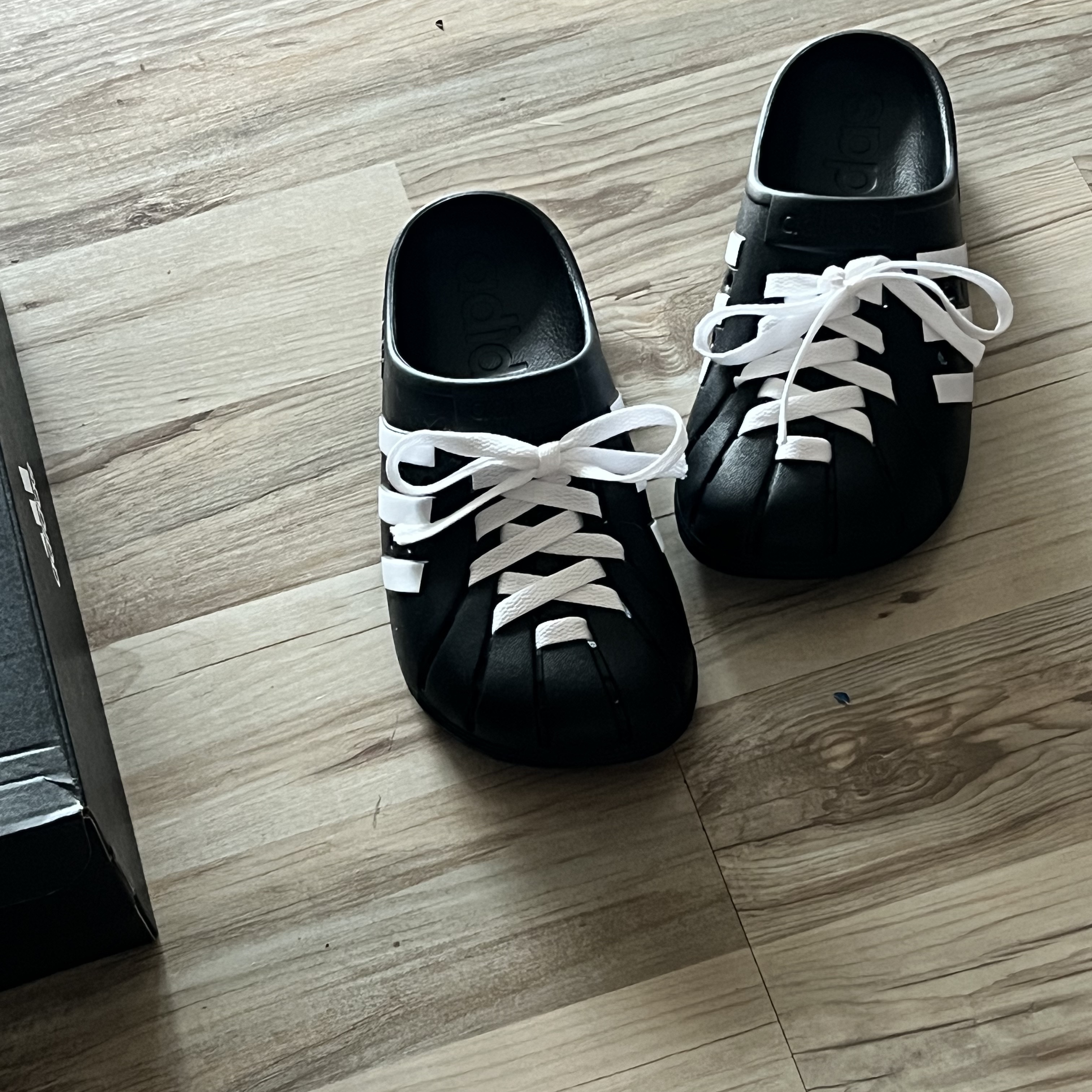 Adidas Adilette Clog Black White 착용 스타일