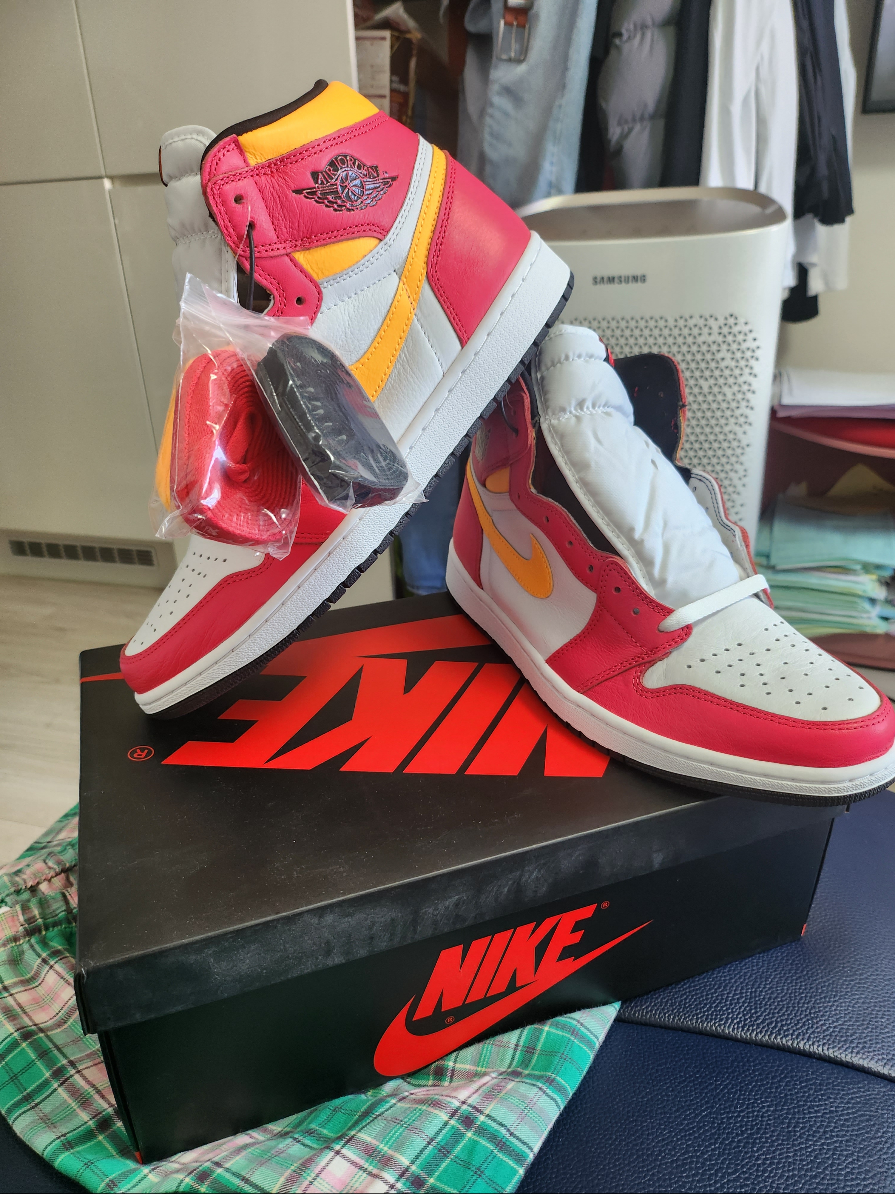 Jordan 1 Retro High OG Light Fusion Red 착용 스타일