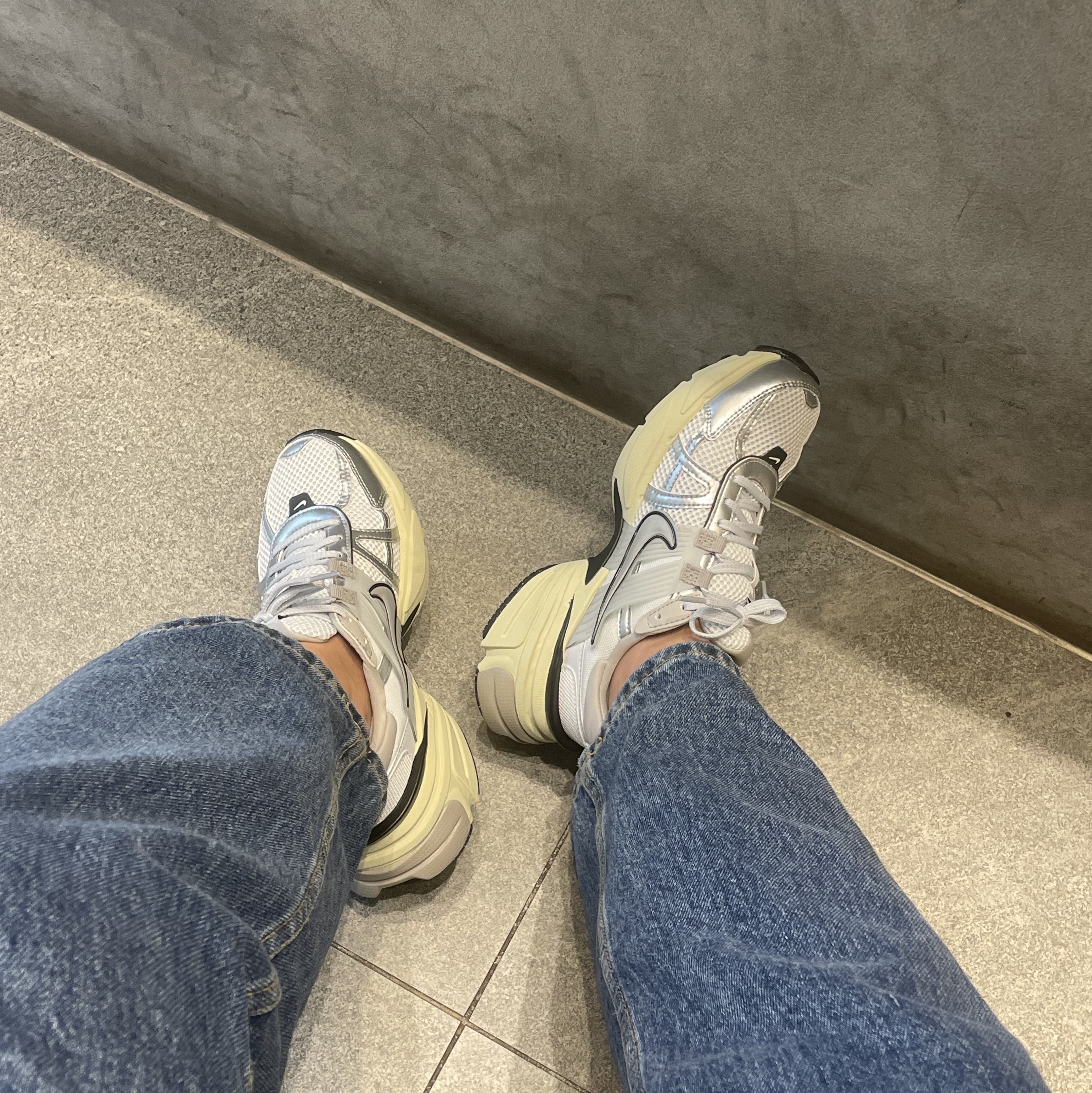 Nike V2K Run Summit White Metallic Silver 착용 스타일