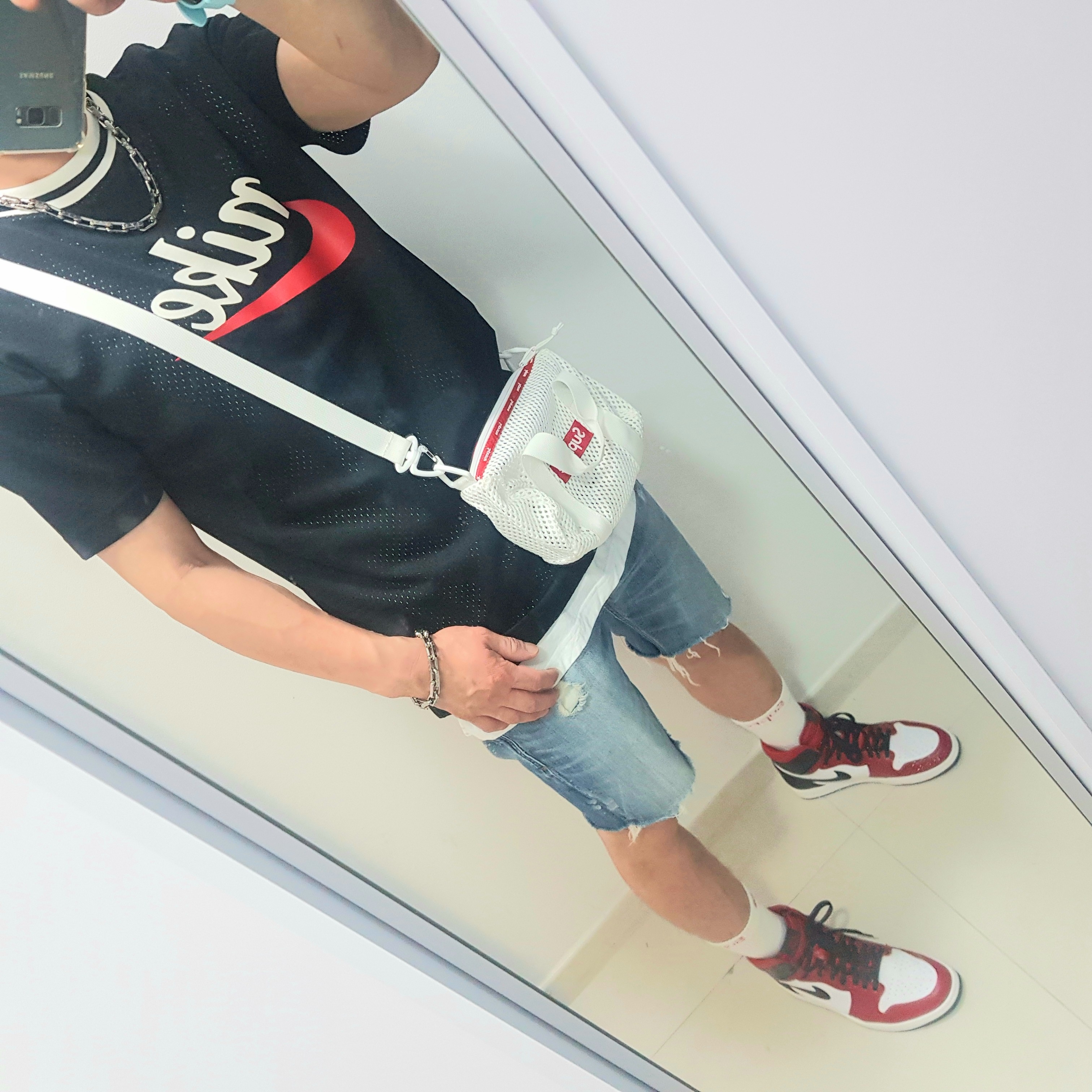 (W) Jordan 1 Retro High Satin Red, Supreme Mesh Mini Duffle Bag White - 23SS 착용 스타일 - 2