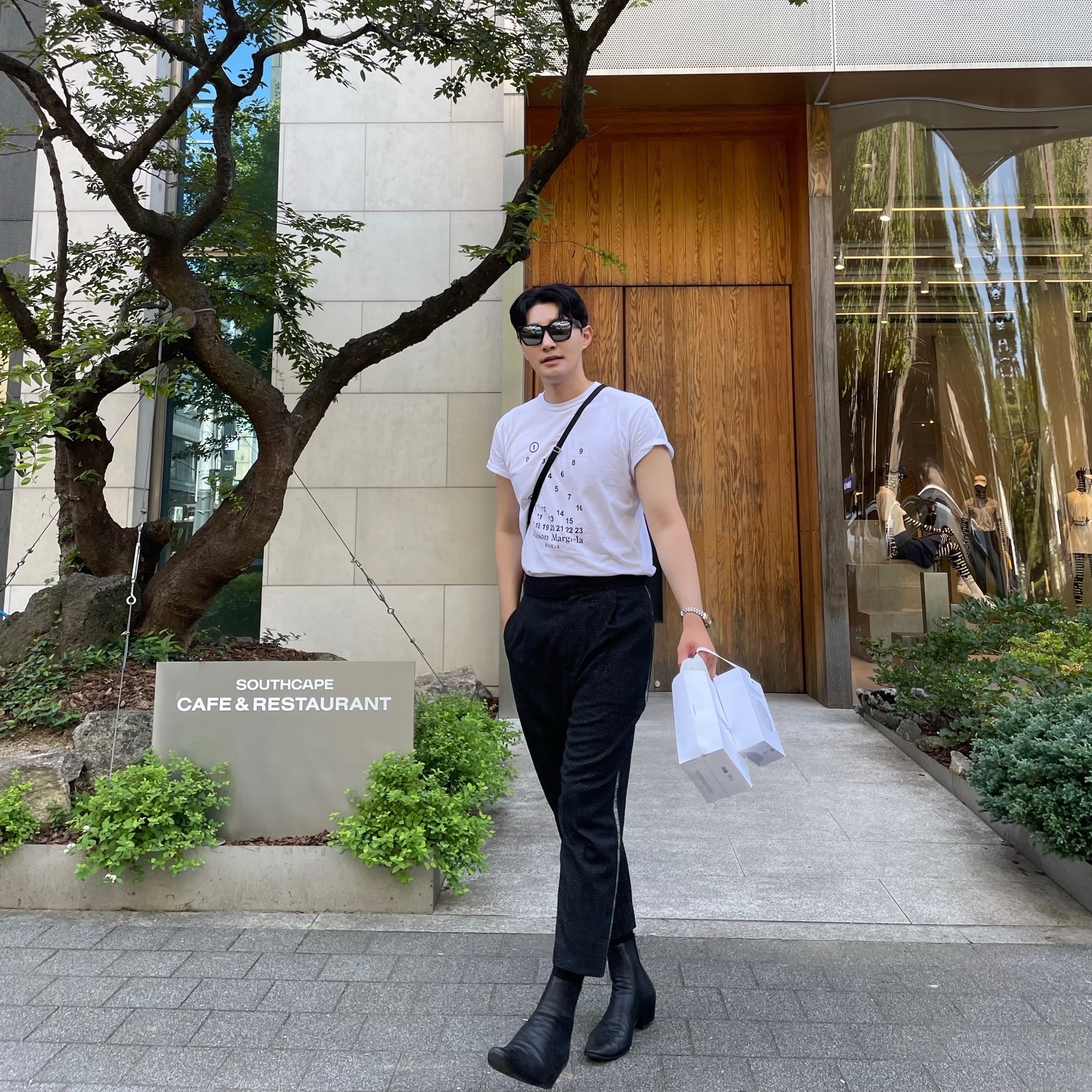 Maison Margiela Numeric Logo Mako Cotton T-Shirt White (Four Stiches), Saint Laurent Wyatt Chelsea Boots in Smooth Leather Black 착용 스타일