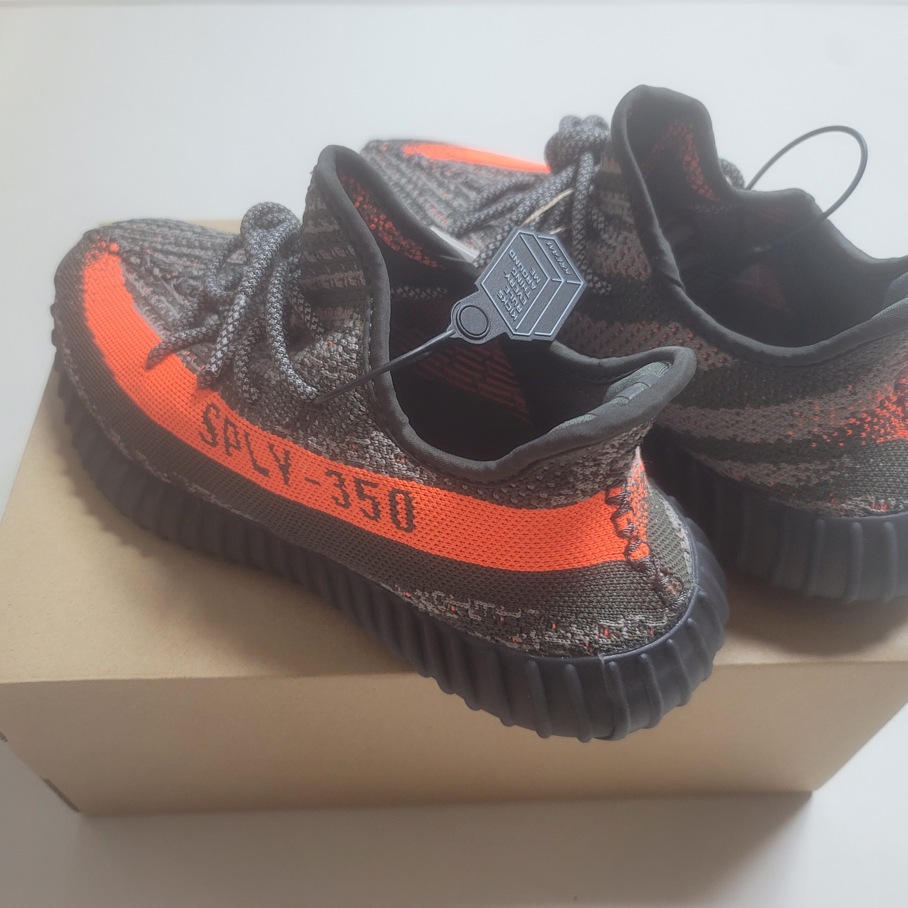 Adidas Yeezy Boost 350 V2 Carbon Beluga 착용 스타일 - 1