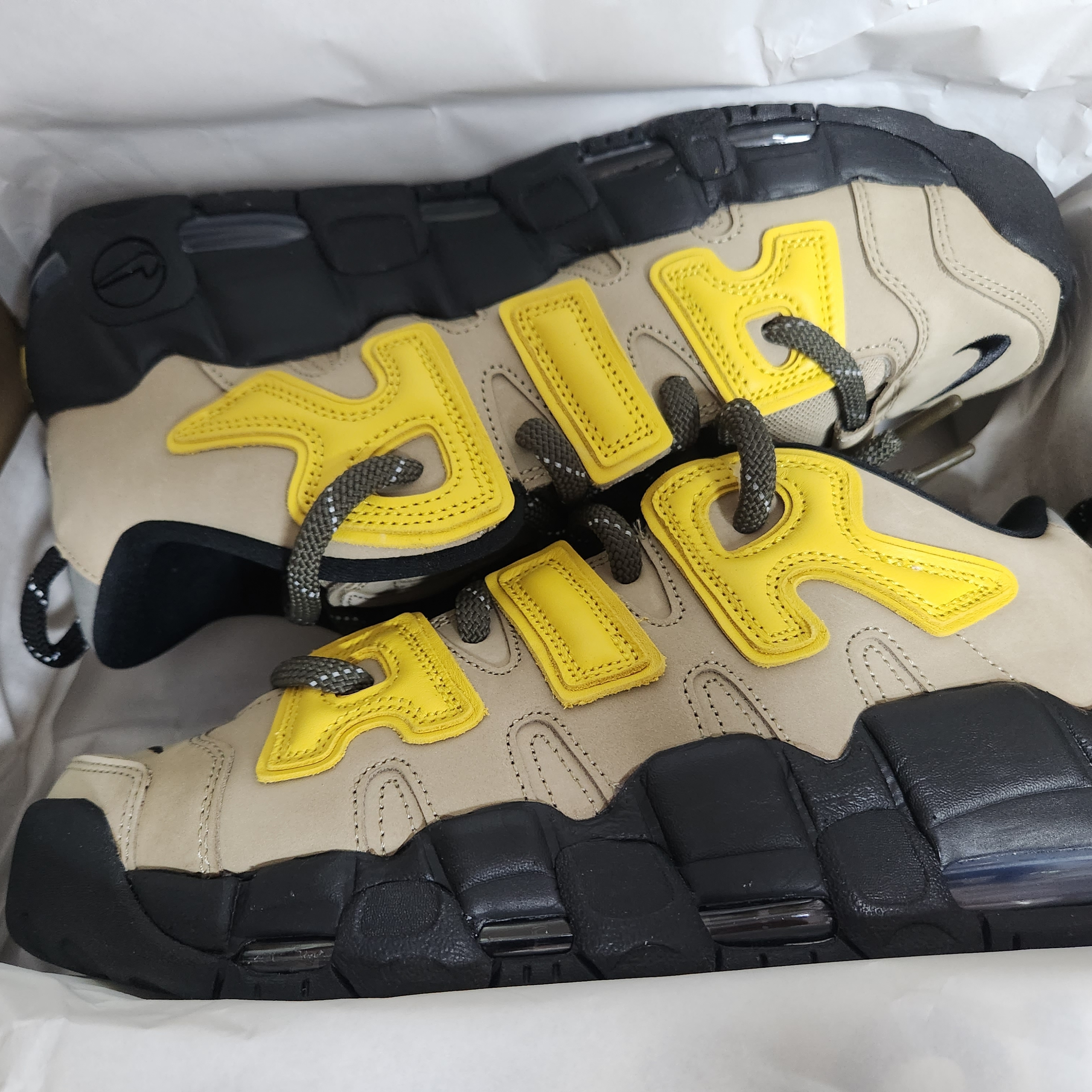 Nike x Ambush Air More Uptempo Low Vivid Sulfur and Limestone 착용 스타일 - 4