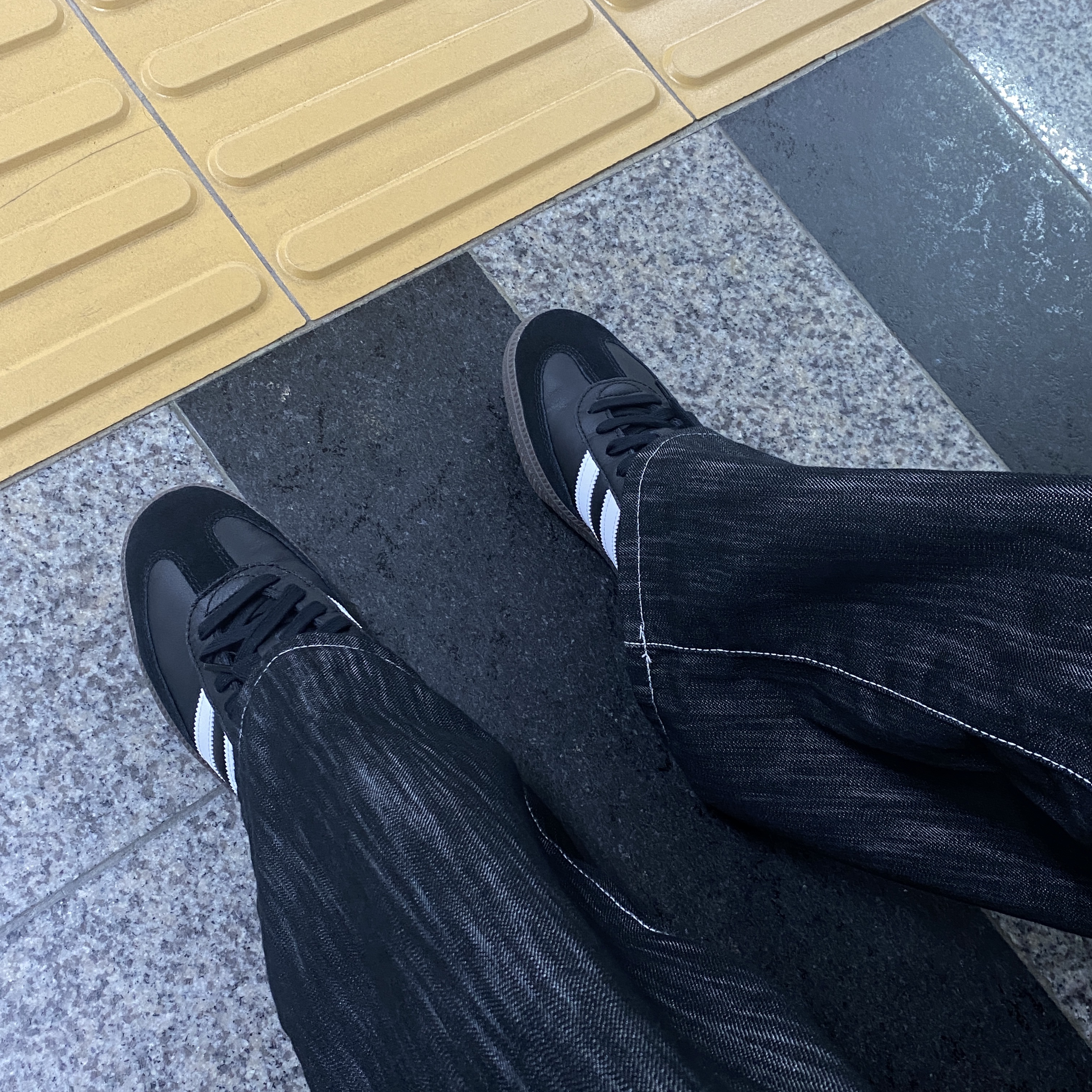 Adidas Samba OG Black White Gum 착용 스타일