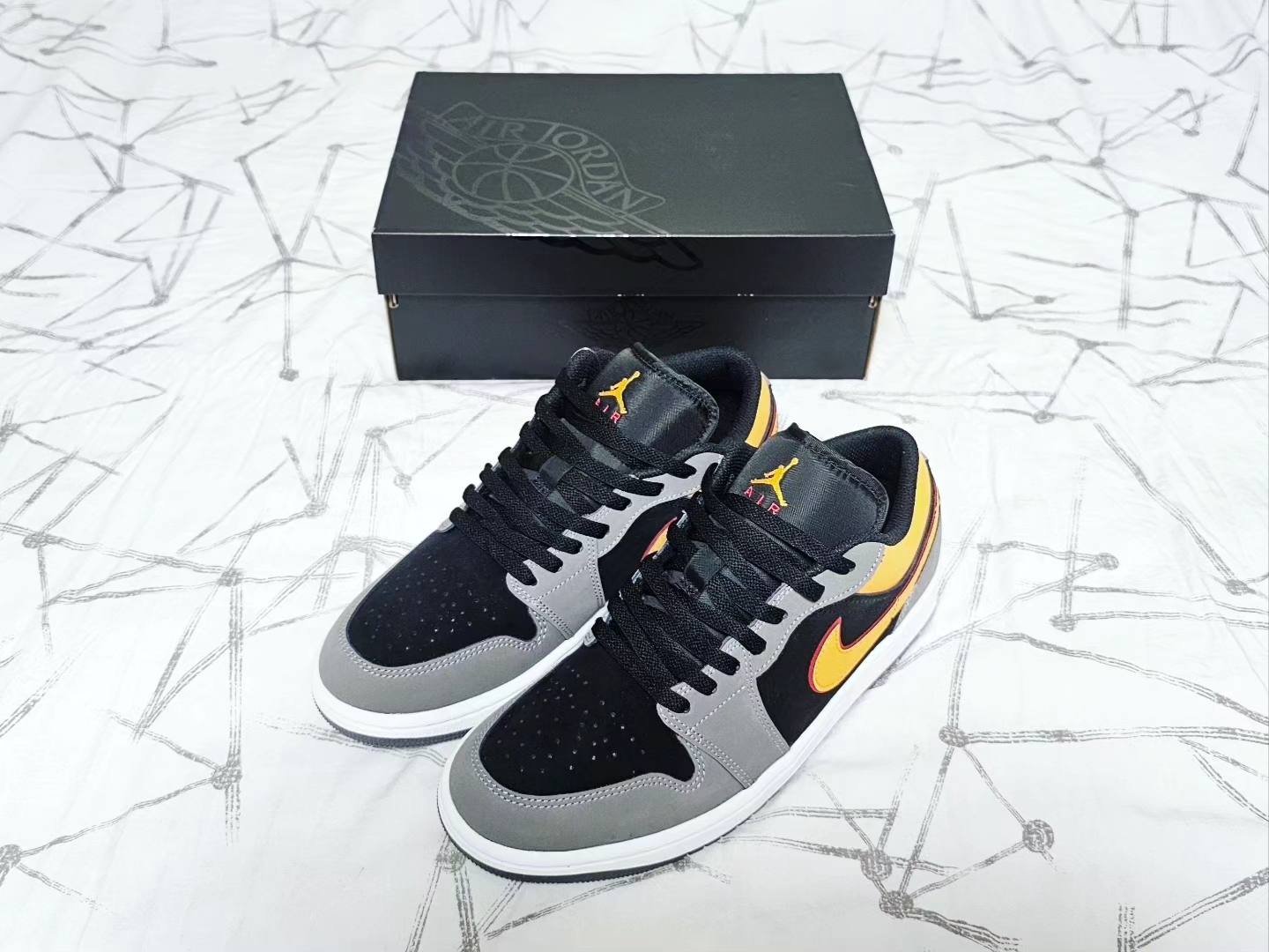 Jordan 1 Low SE Black Vivid Orange 착용 스타일 - 1
