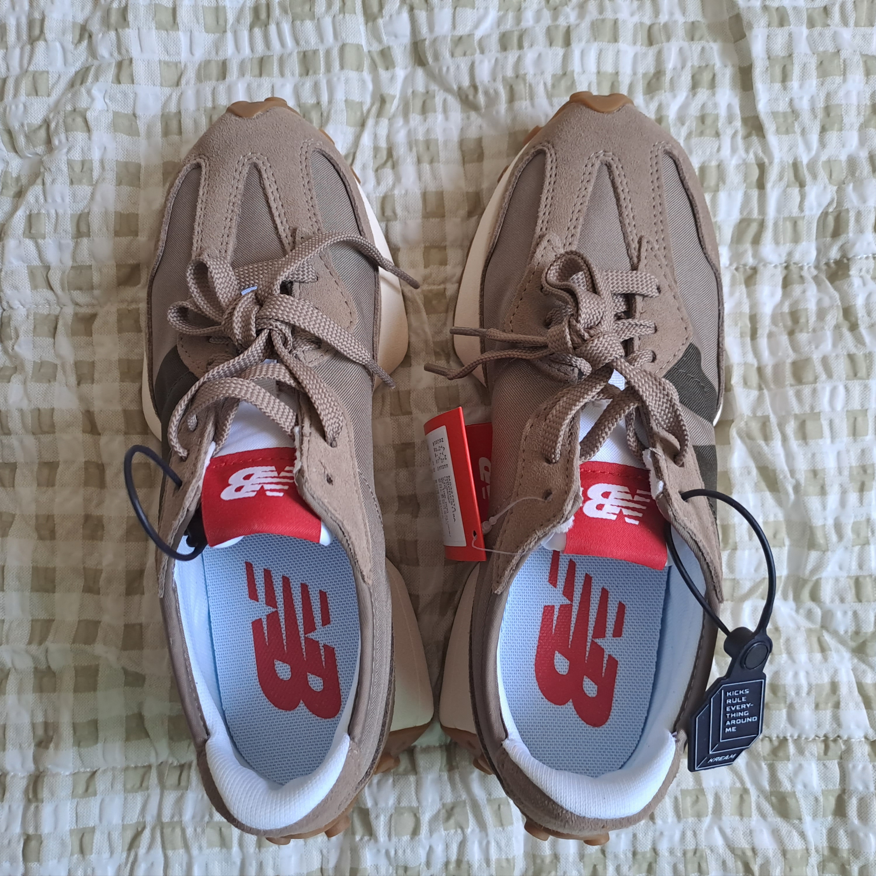 New Balance 327 Beige 착용 스타일