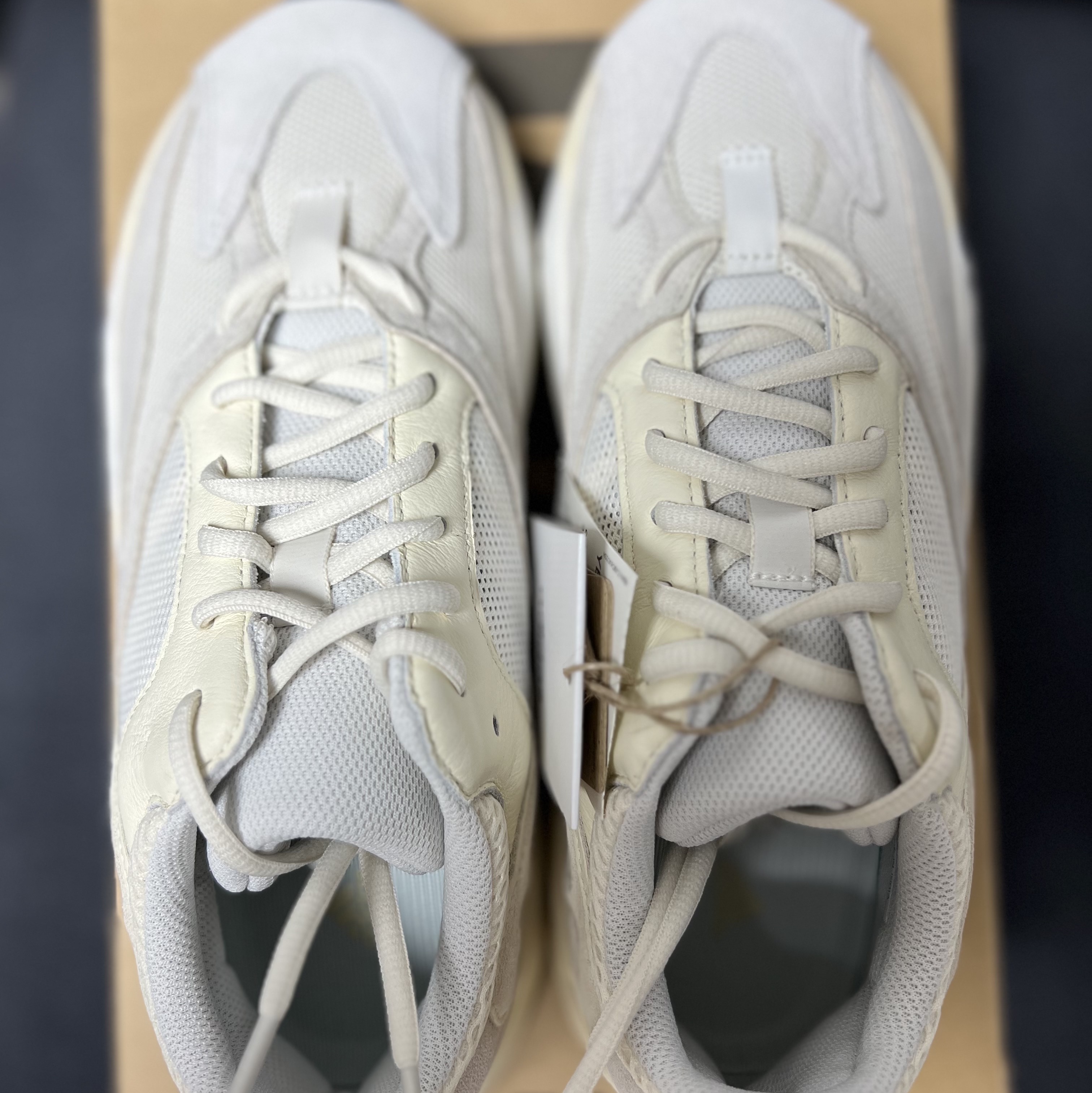 Adidas Yeezy Boost 700 Analog 2022/2023 착용 스타일 - 1