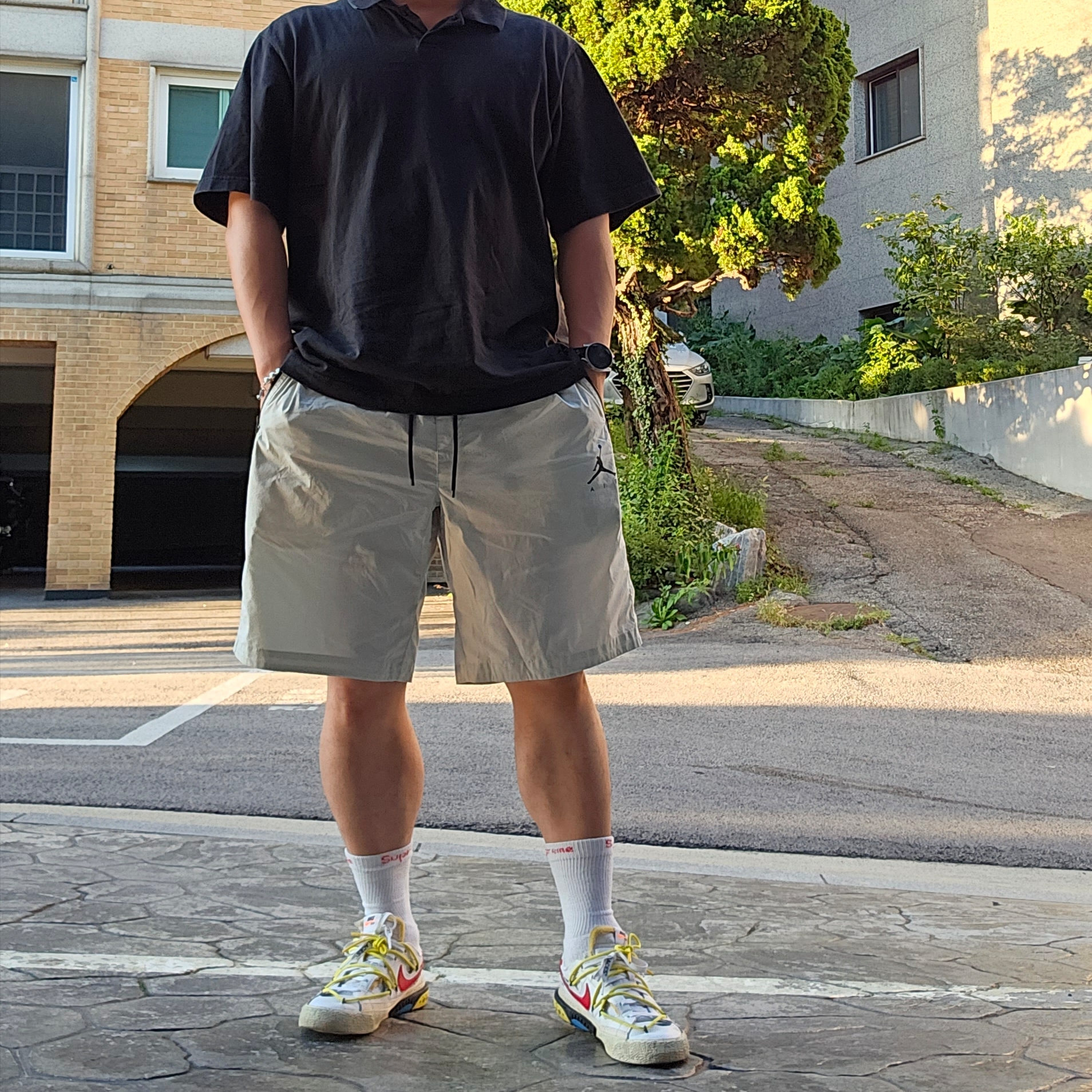 Essentials Short Sleeve Polo Black - 21SS, Nike x Off-White Blazer Low '77 White and University Red 착용 스타일