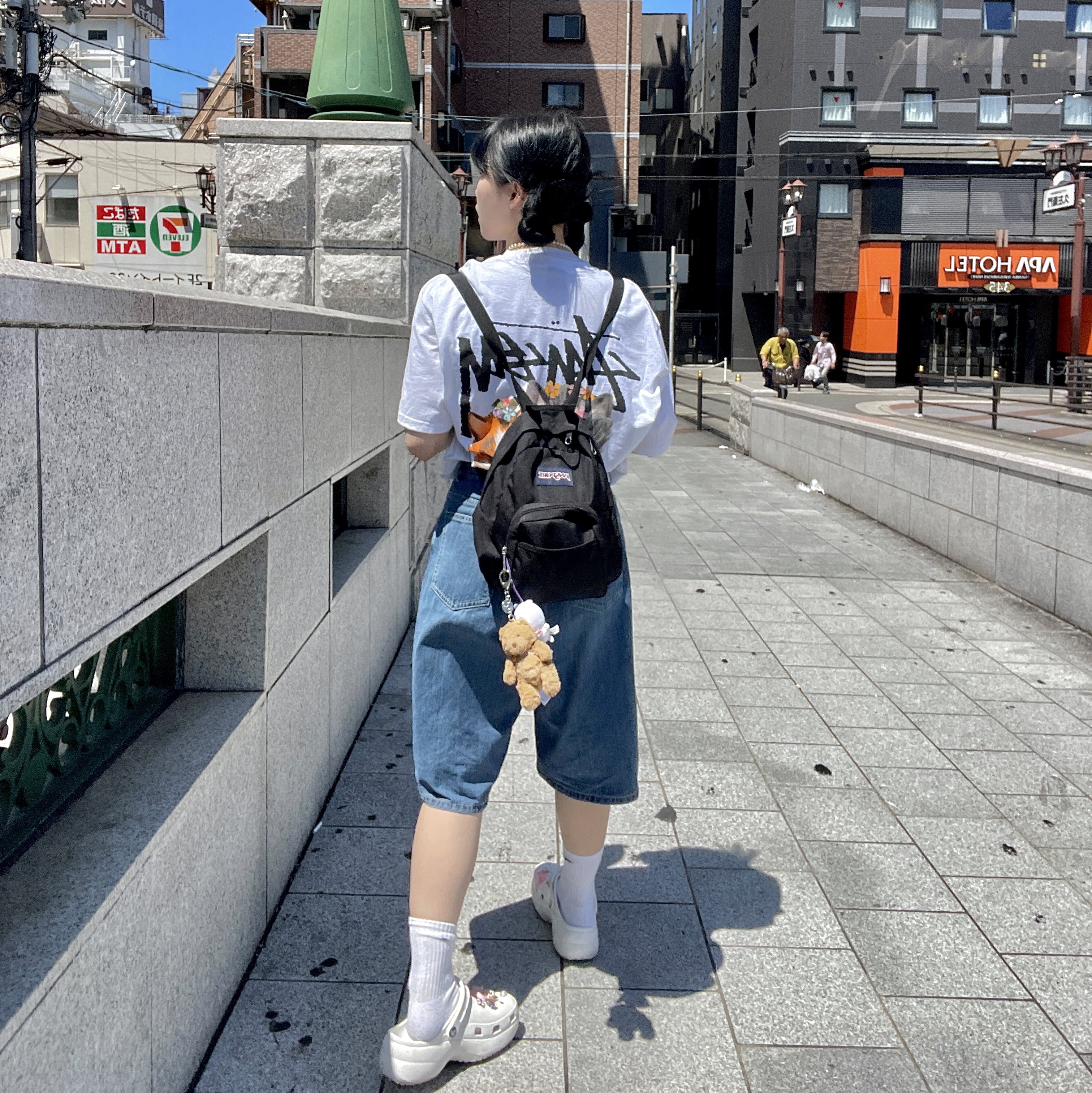 Stussy Kittens T-Shirt White, Jellycat Bartholomew Bear Bag Charm Brown 착용 스타일 - 1