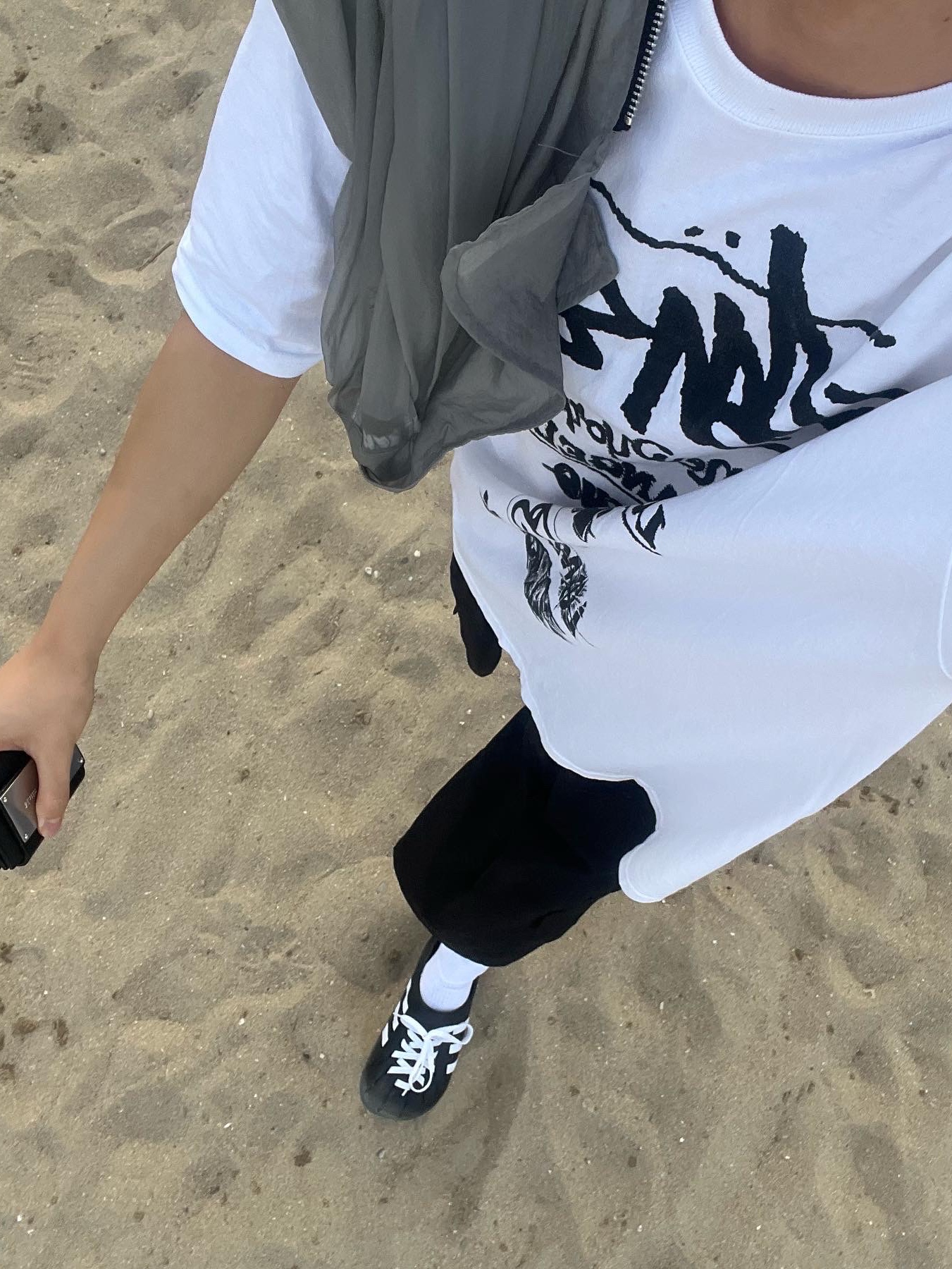 Stussy Tour T-Shirt White, Adidas Adilette Clog Black White 착용 스타일 - 1