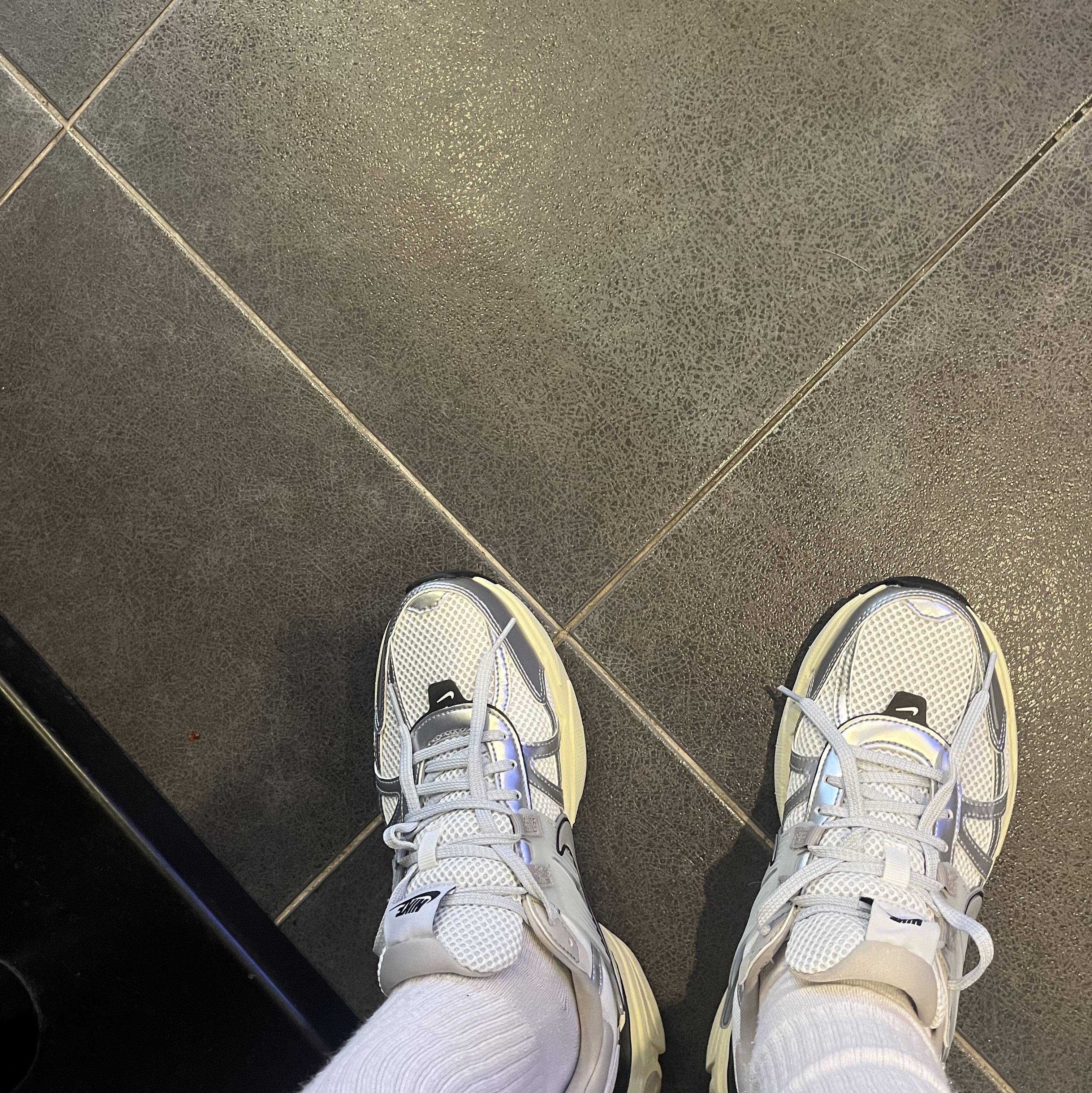 Nike V2K Run Summit White Metallic Silver 착용 스타일