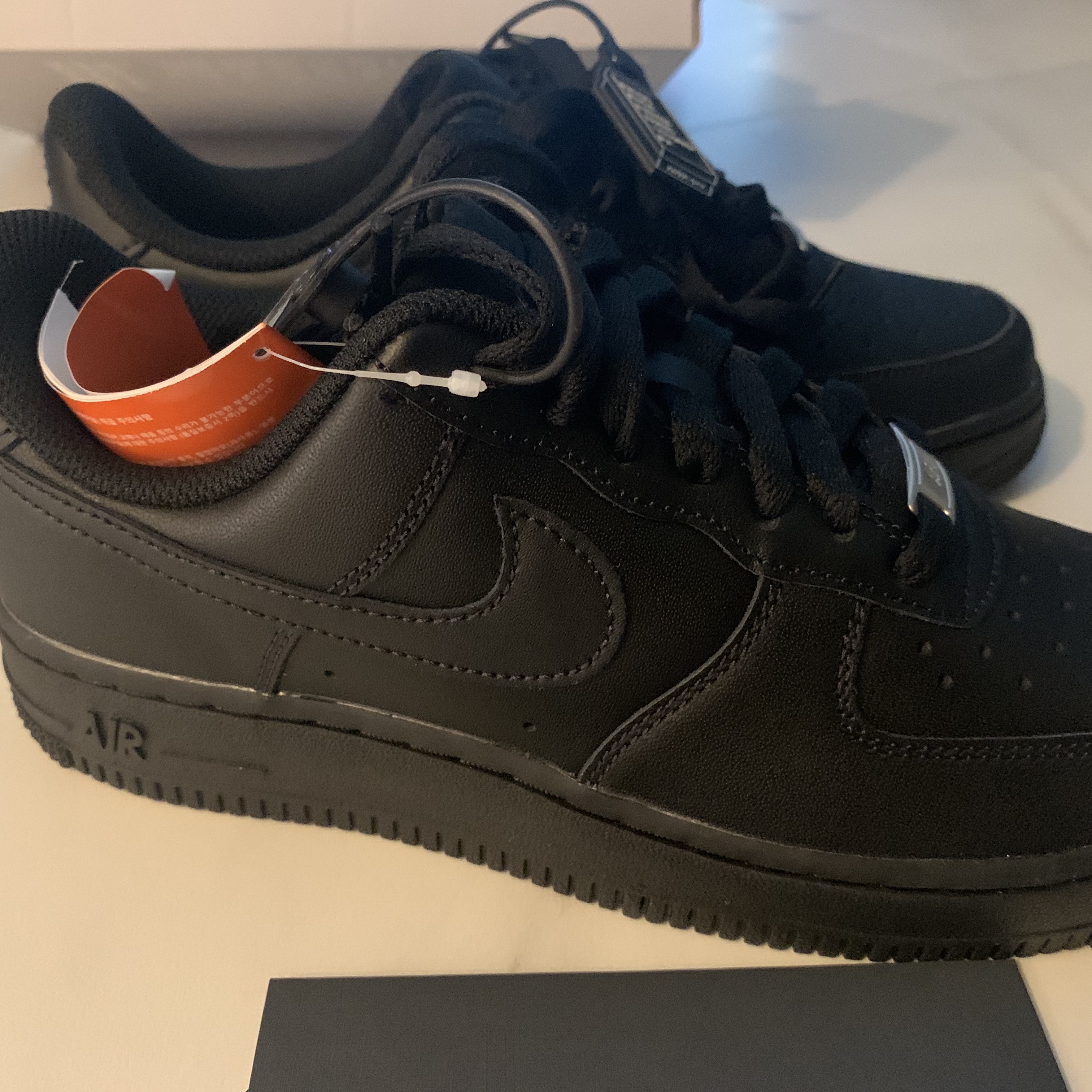 (W) Nike Air Force 1 '07 Low Triple Black 착용 스타일 - 2
