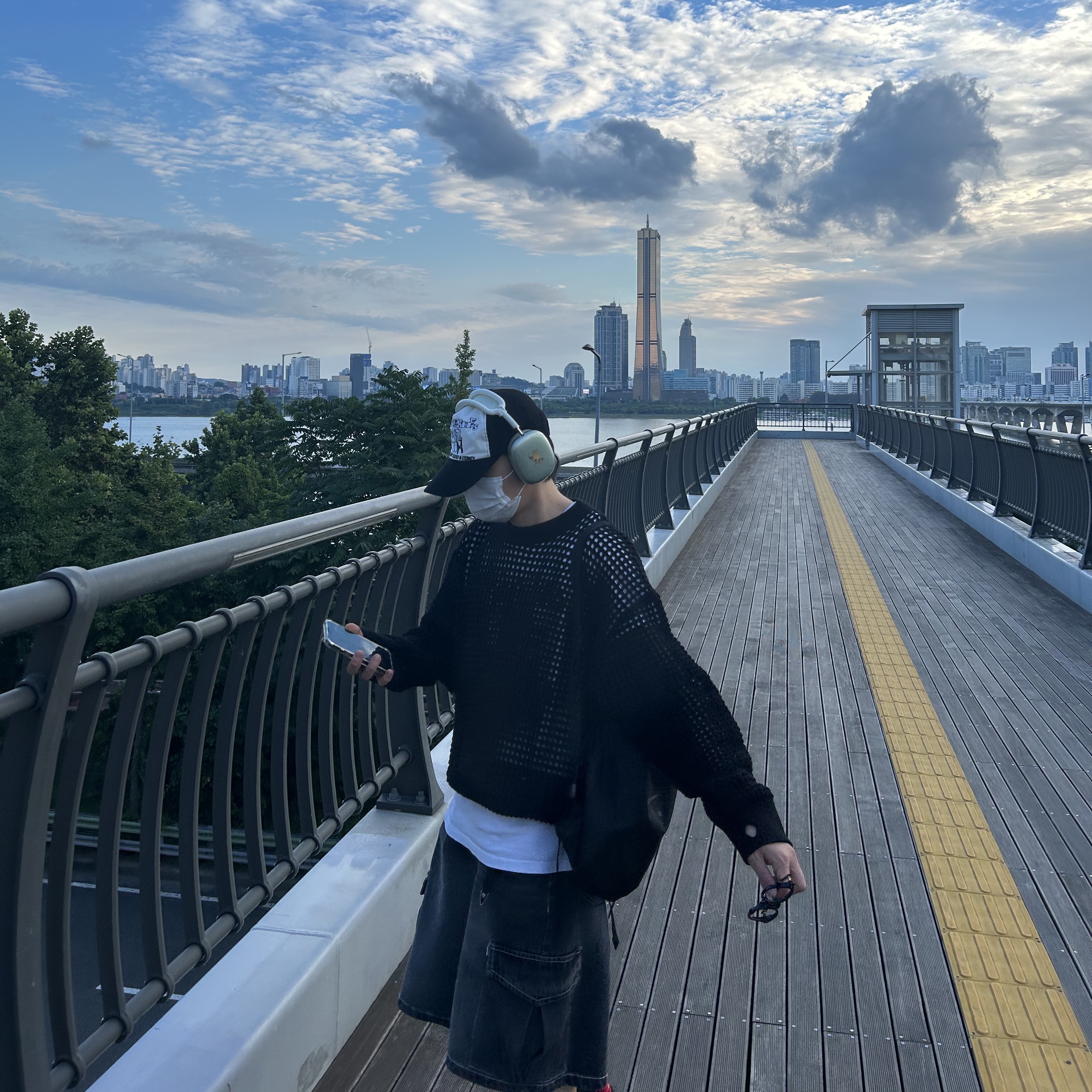 Nike x Martine Rose Shox MR4 Black, Apple AirPods Max Lightning Green (Korean Ver.) 착용 스타일 - 3