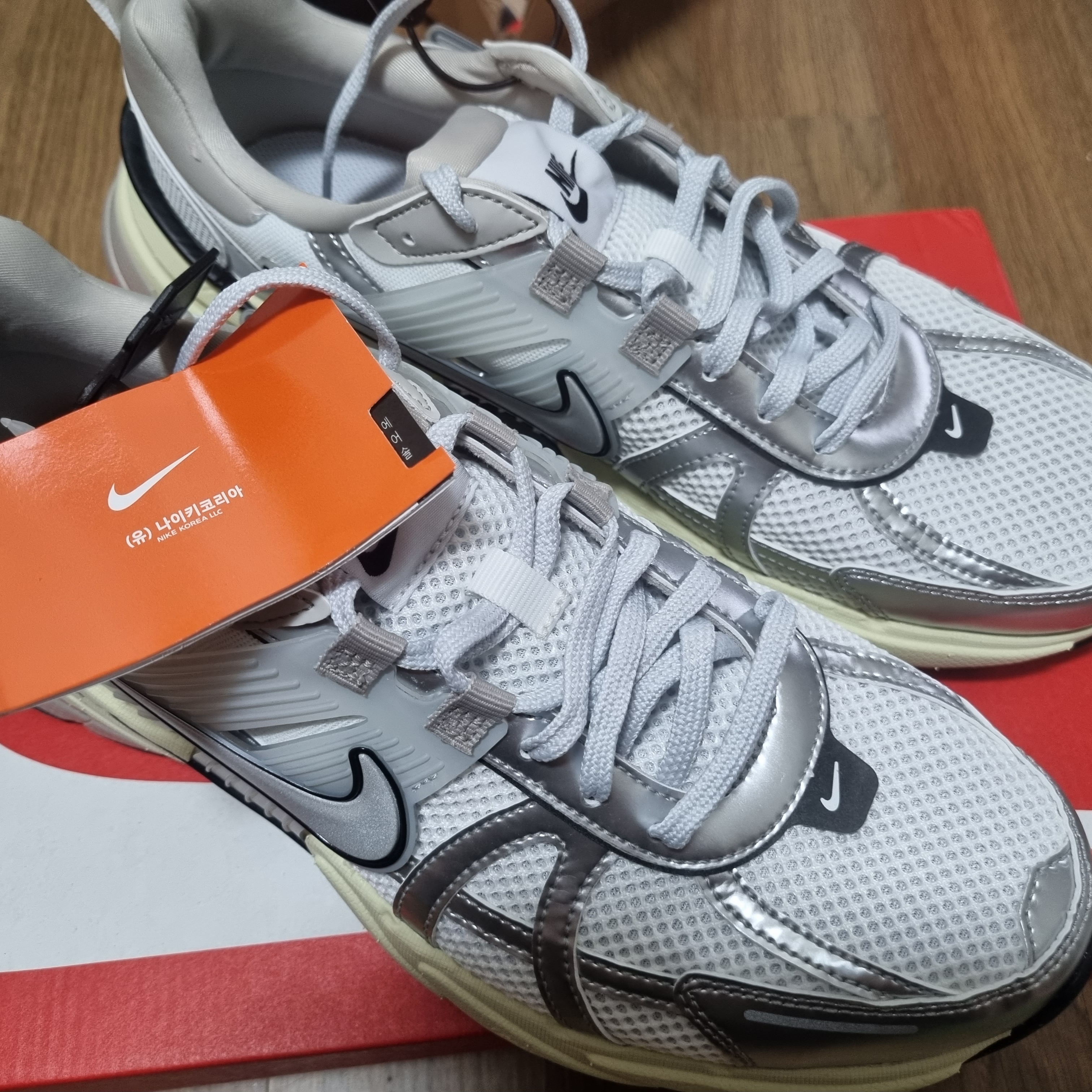 Nike V2K Run Summit White Metallic Silver 착용 스타일