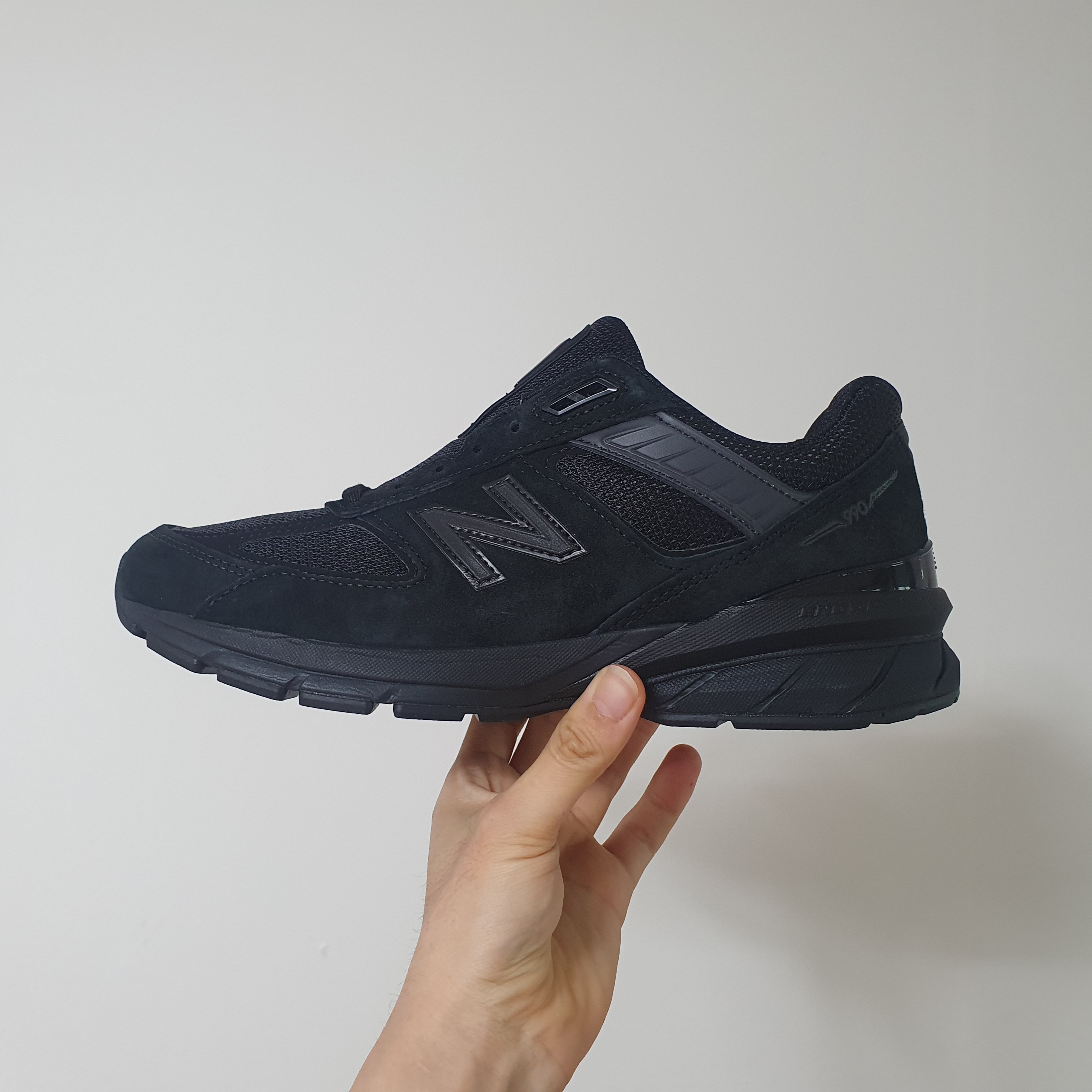 New Balance 990v5 Made in USA Triple Black - D Standard 착용 스타일