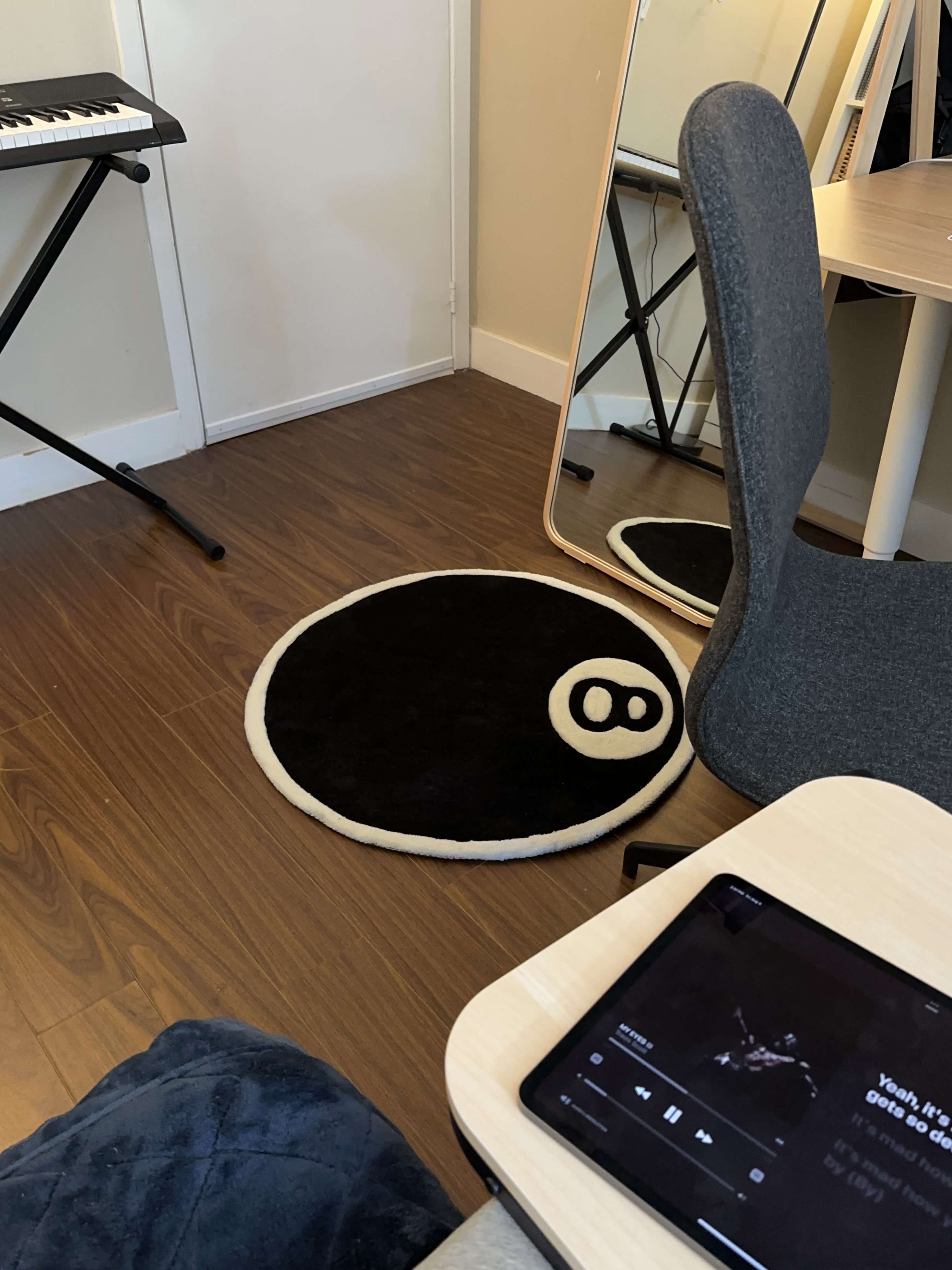 Stussy 8 Ball Rug Black 착용 스타일 - 1