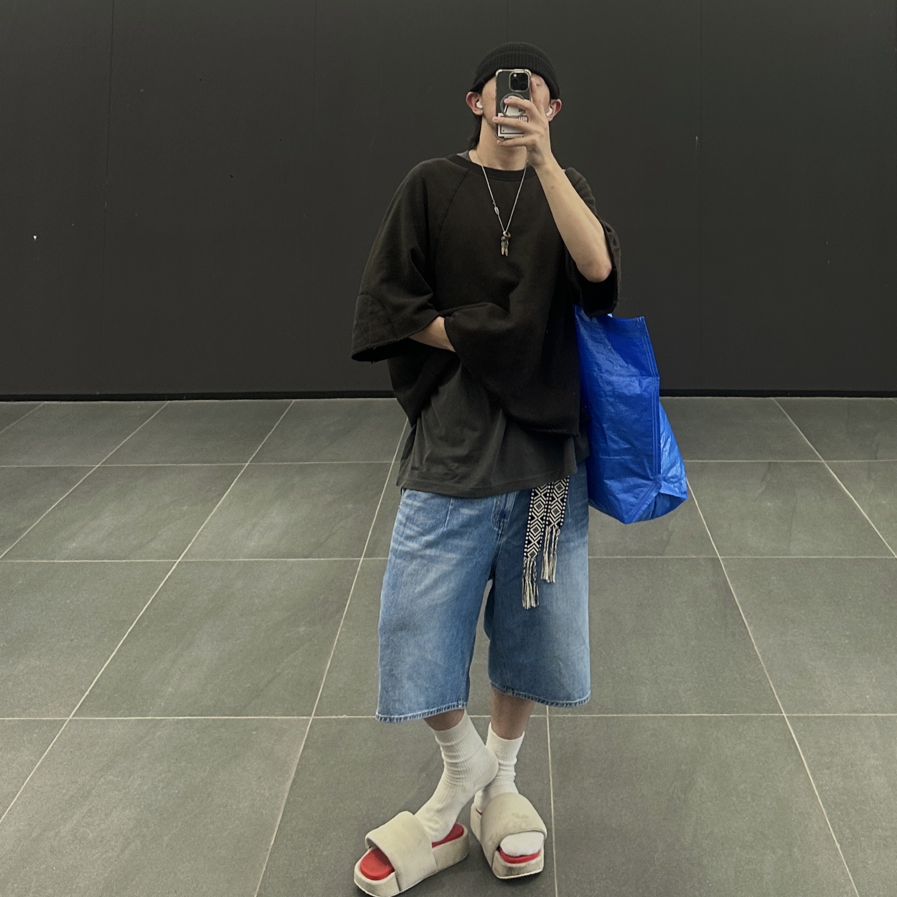 Y-3 Slide Brown Red, Human Made Military Card Case Black 착용 스타일 - 3