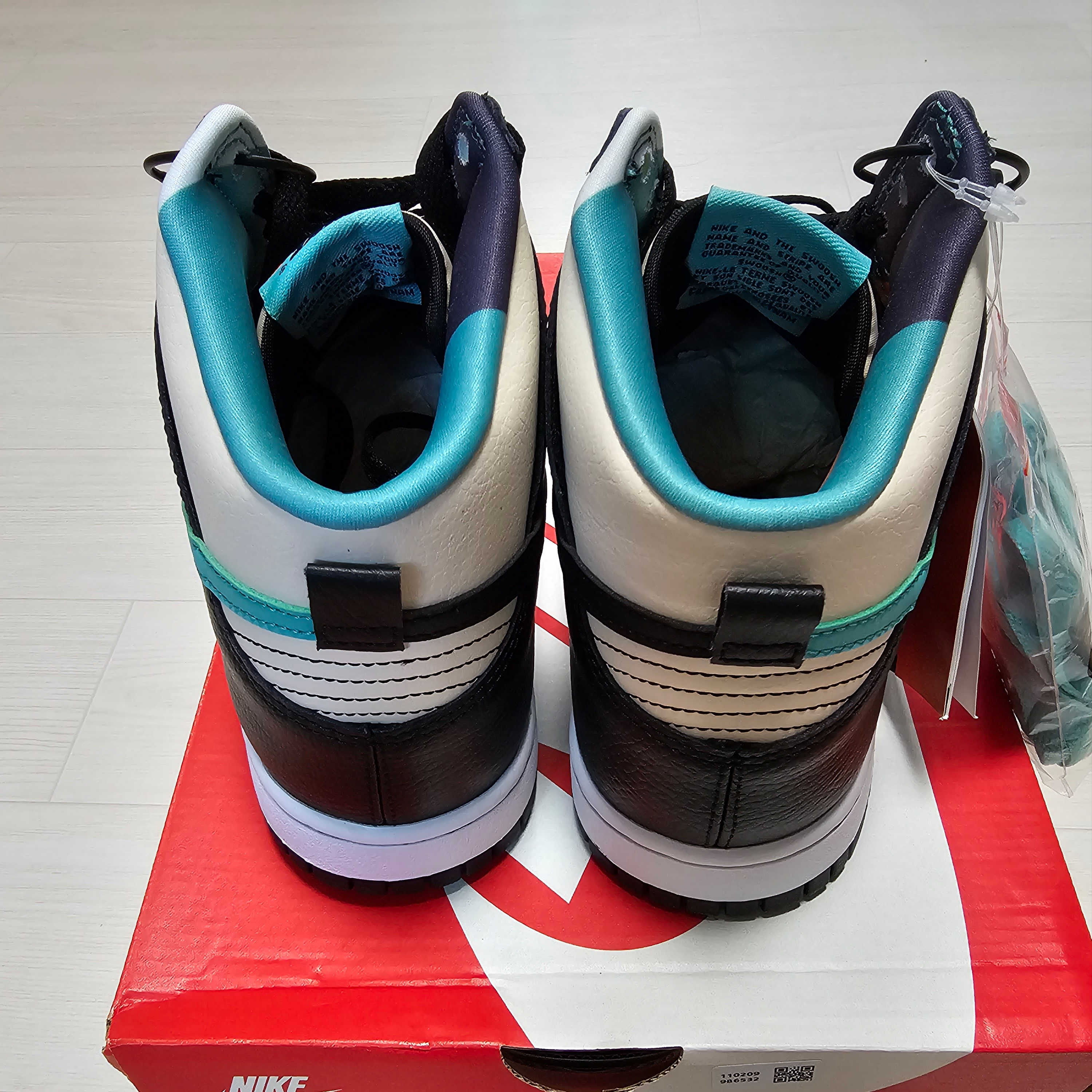 Nike Dunk High Retro EMB Pearl White Washed Teal and Black 착용 스타일 - 2