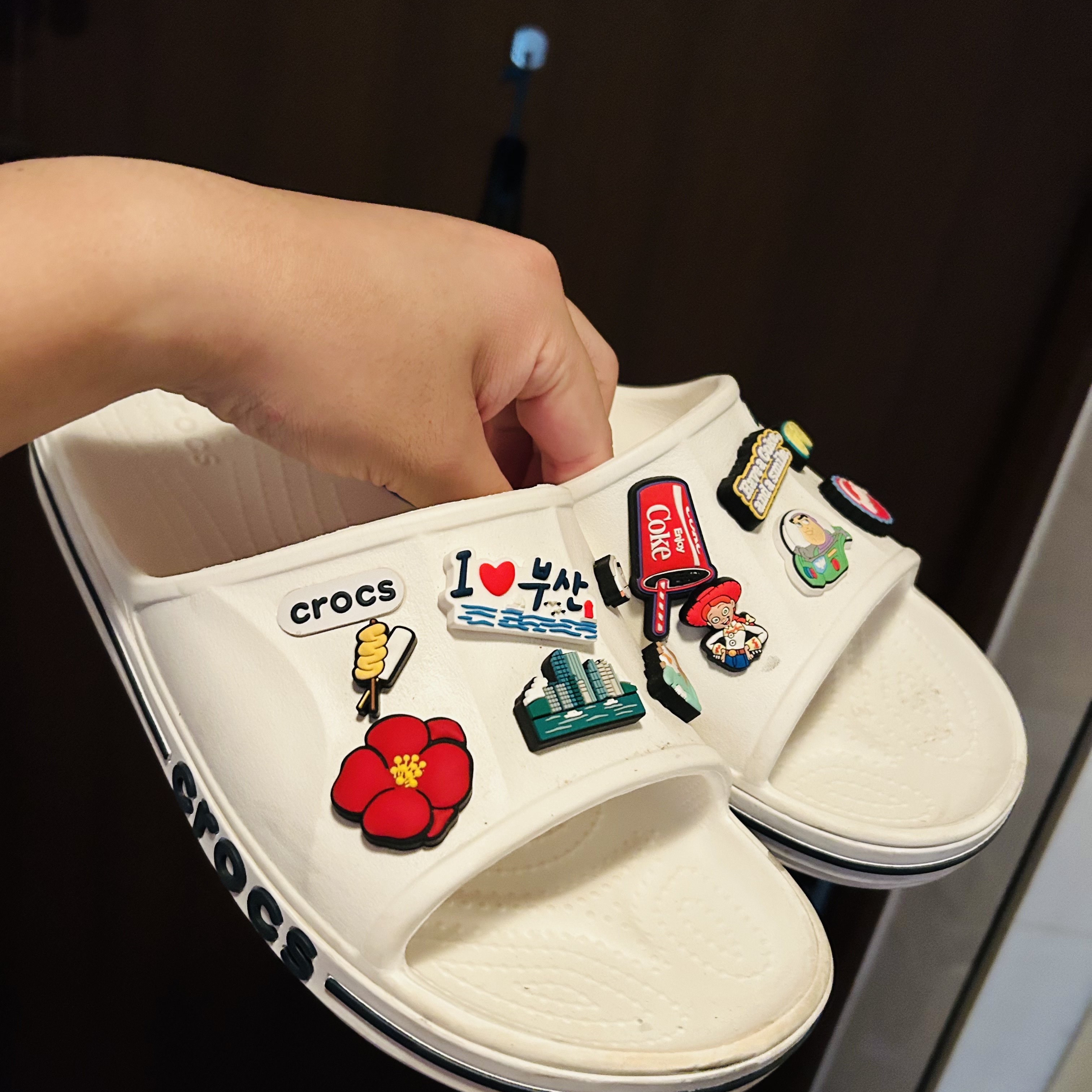 Crocs Bayaband Clog White Navy 착용 스타일
