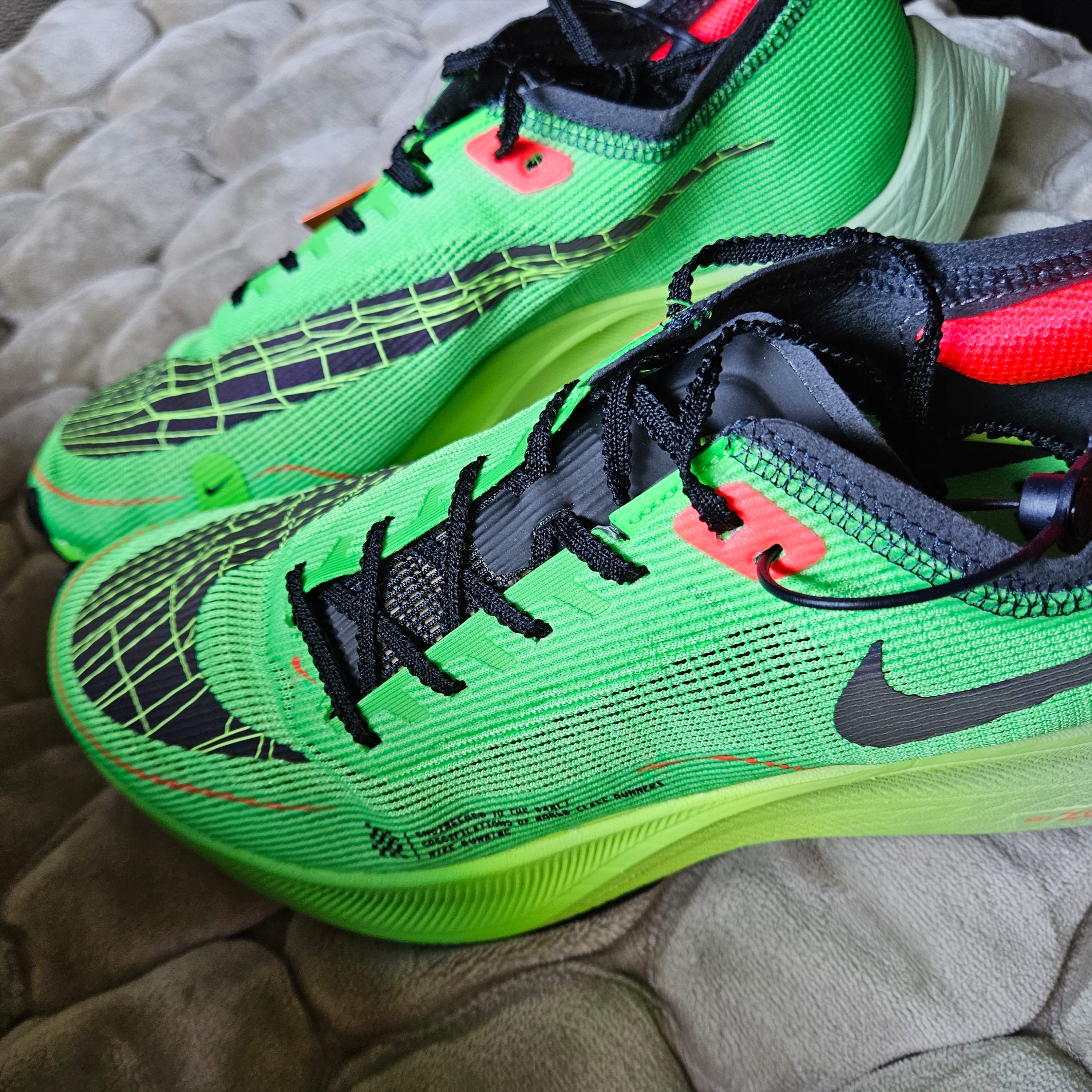 Nike ZoomX Vaporfly Next% 2 Scream Green Bright Crimson 착용 스타일