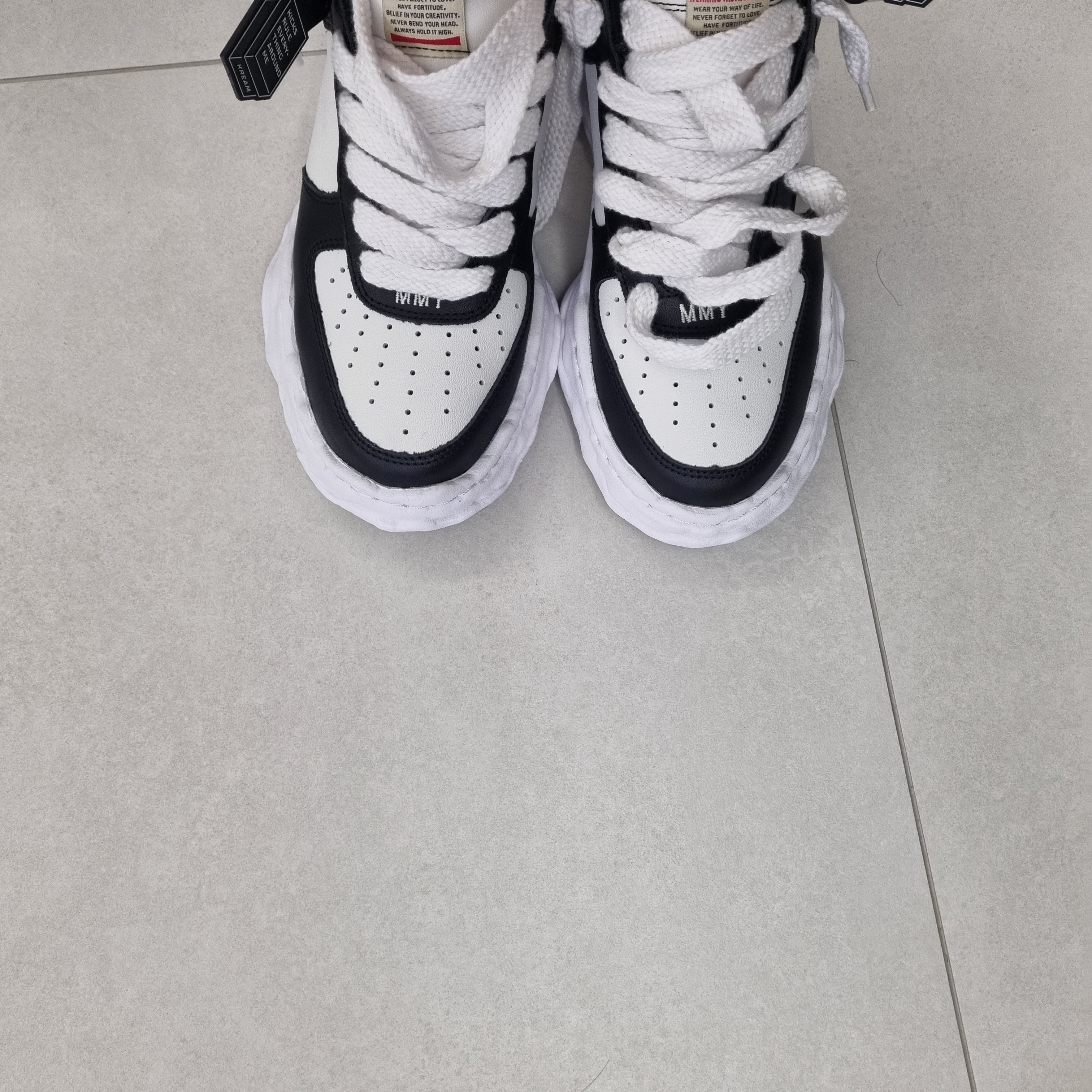 Maison Mihara Yasuhiro Wayne OG Sole Leather Low-top Sneakers Black White 착용 스타일