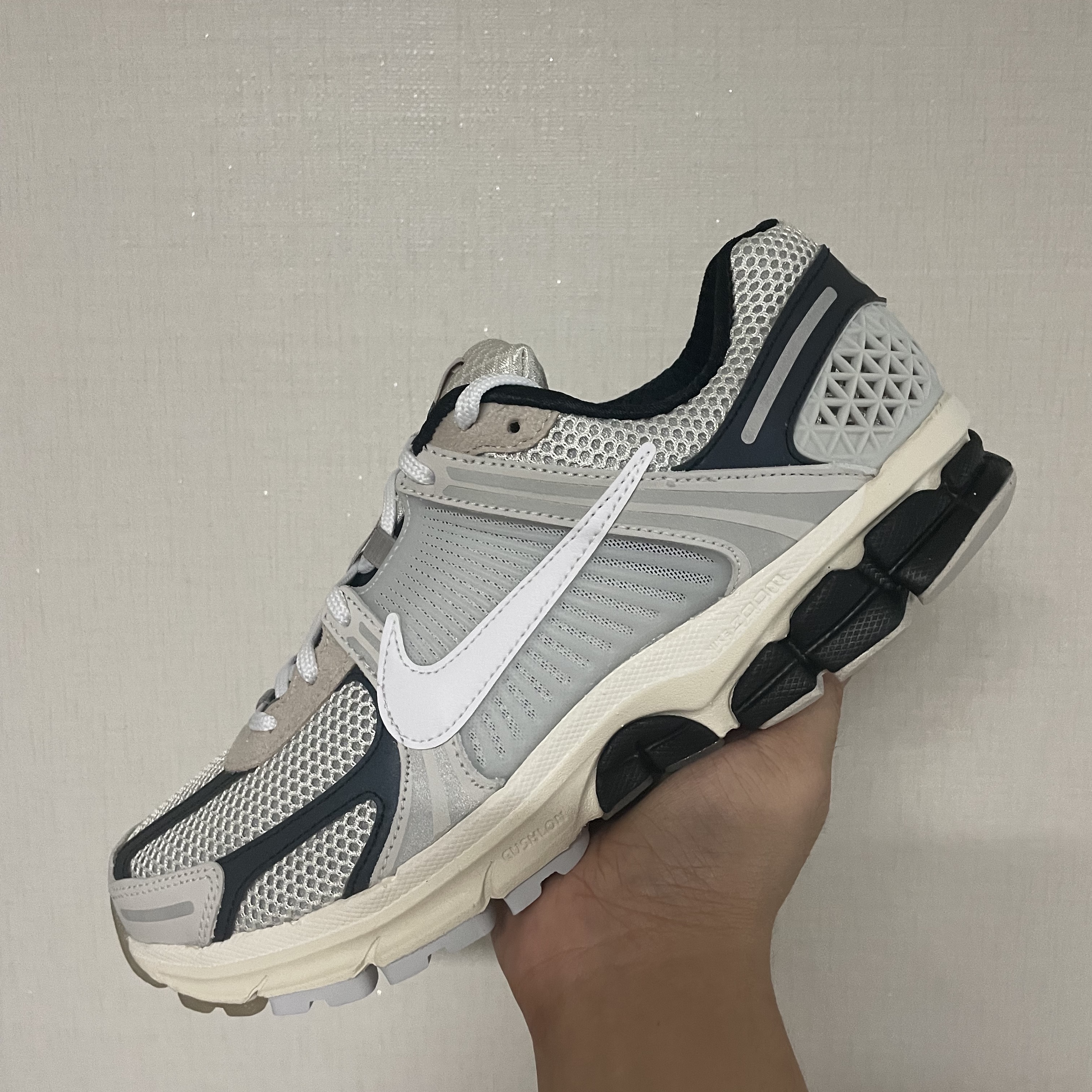 Nike Zoom Vomero 5 Light Bone and Black 착용 스타일 - 3