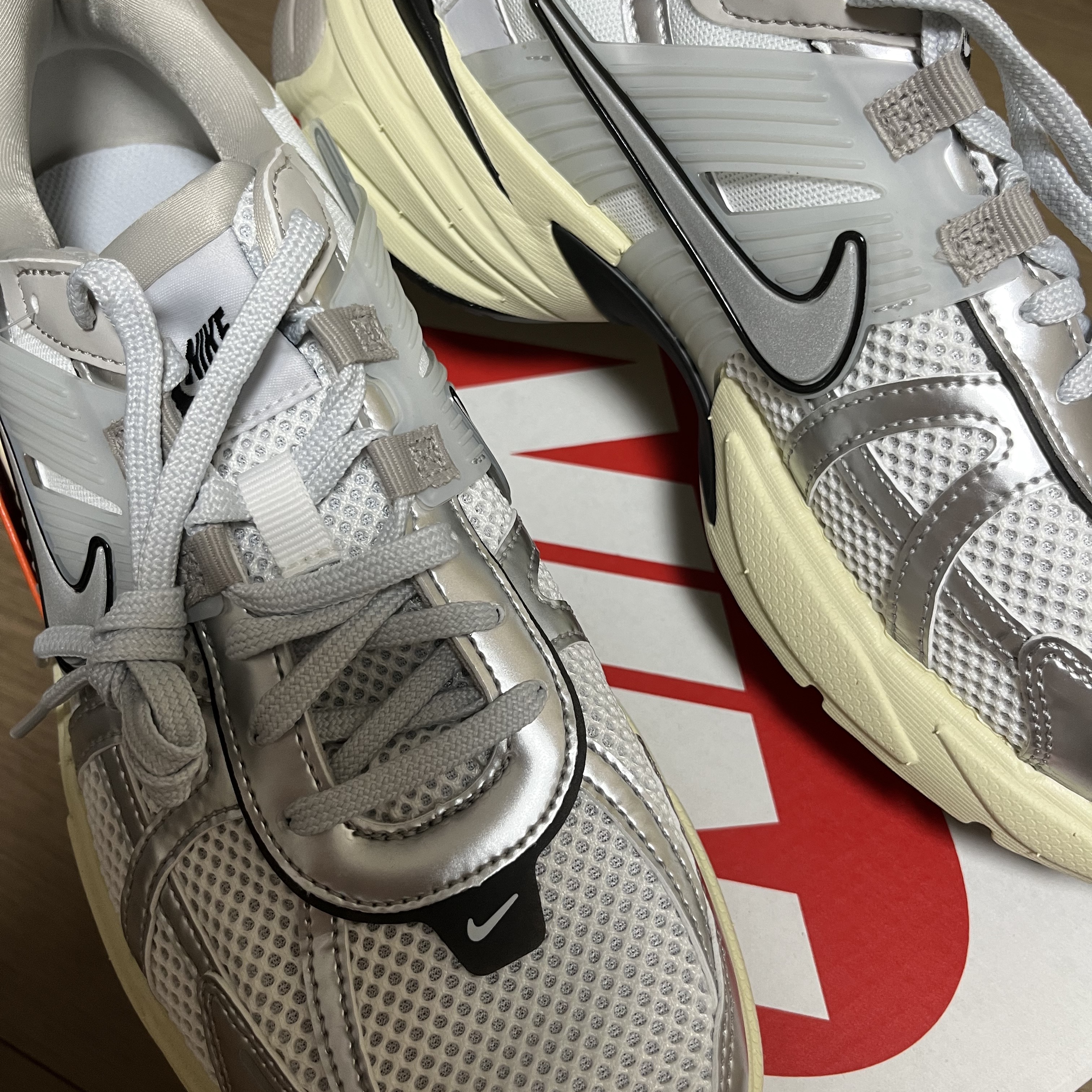 Nike V2K Run Summit White Metallic Silver 착용 스타일