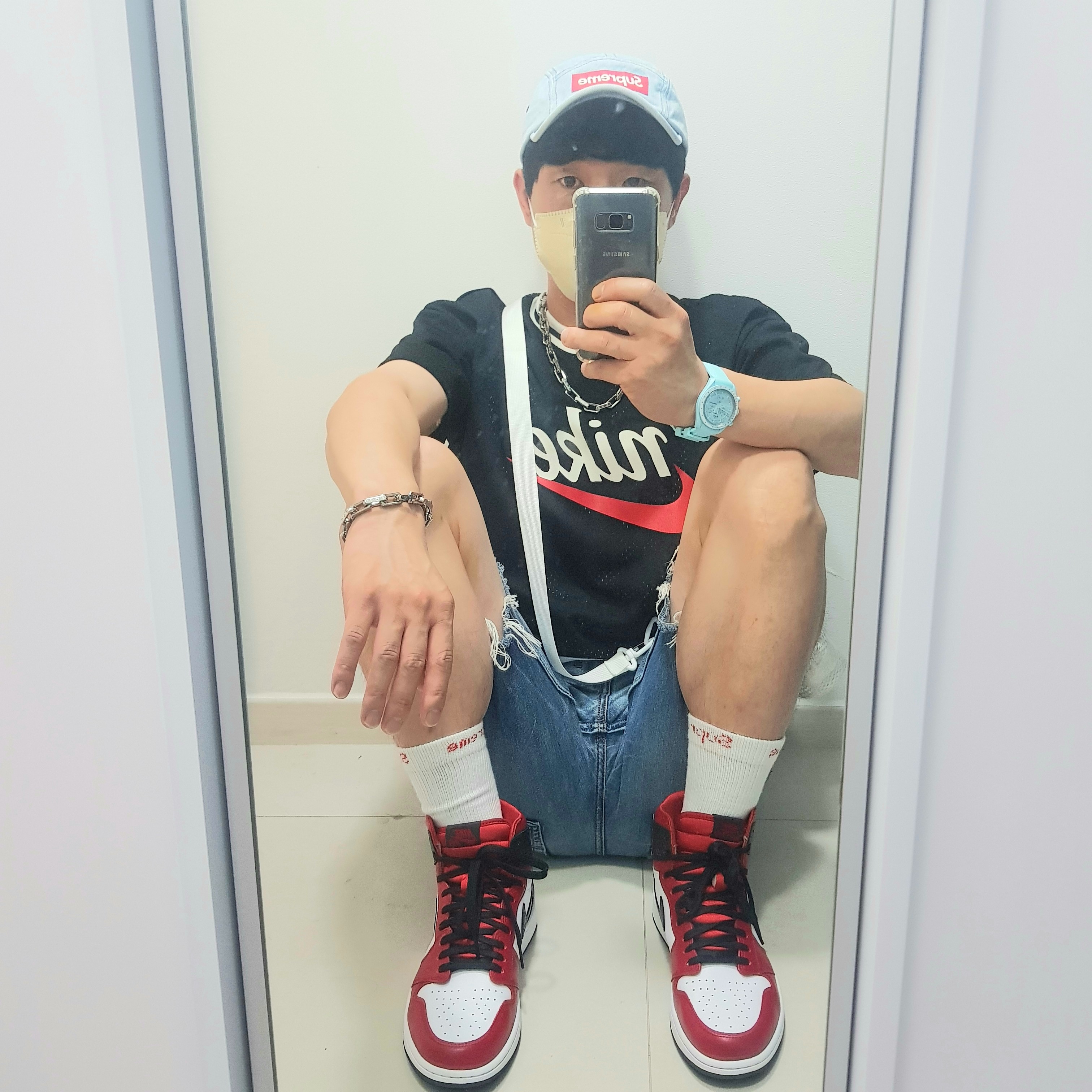 (W) Jordan 1 Retro High Satin Red, Supreme Mesh Mini Duffle Bag White - 23SS 착용 스타일 - 4