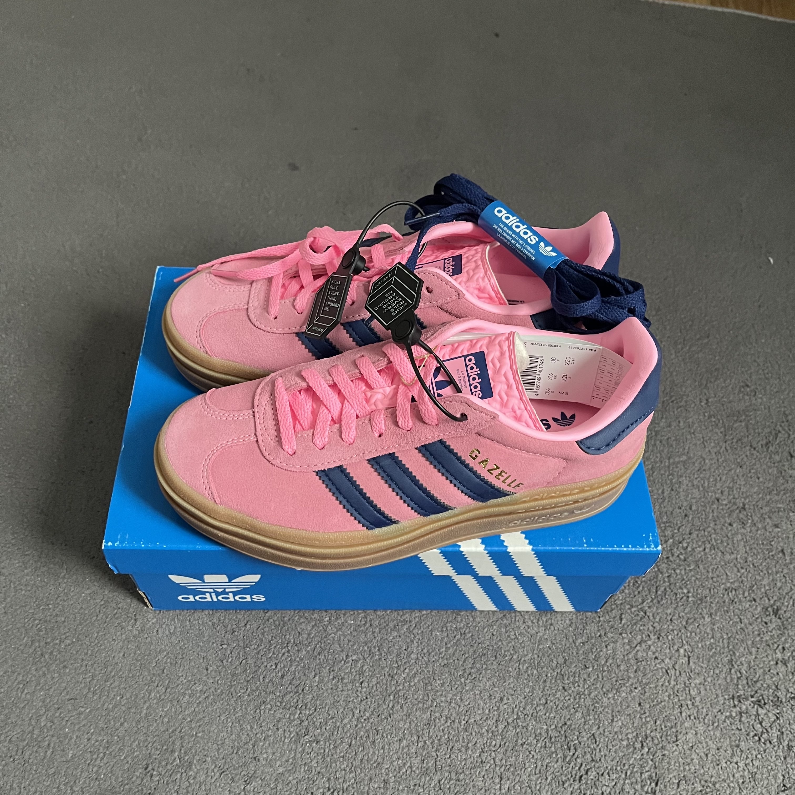 (W) Adidas Gazelle Bold Pink Glow Victory Blue 착용 스타일 - 1