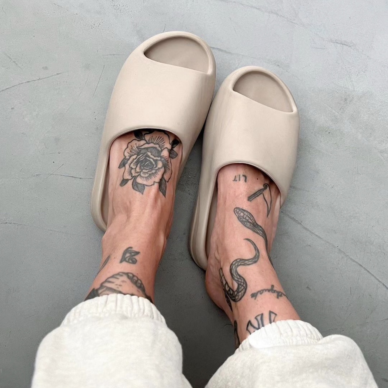 Adidas Yeezy Slide Pure - Re-Release Ver. 착용 스타일 - 2
