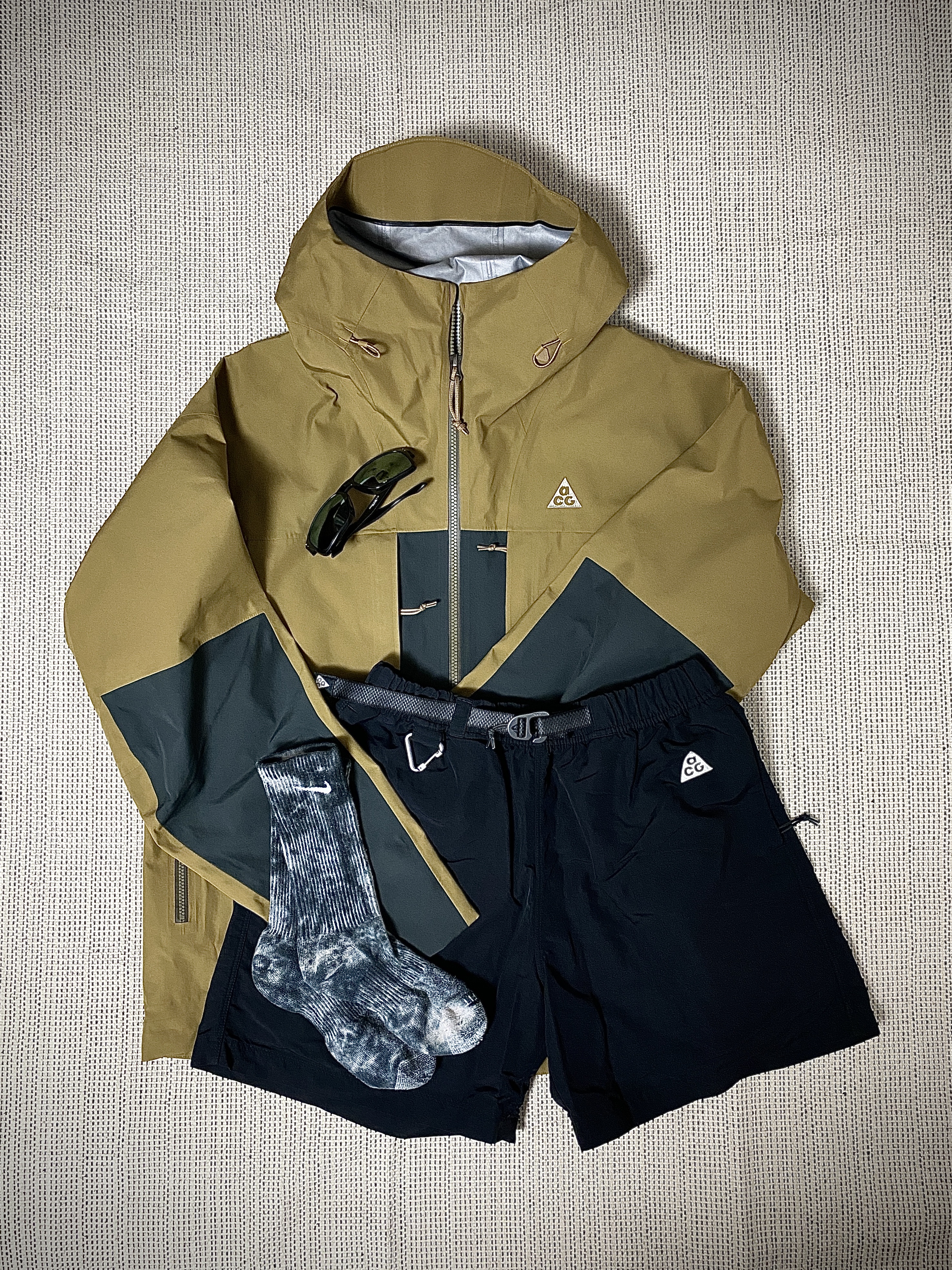 Nike ACG Gore-Tex Misery Ridge Jacket Golden Beige - Asia, Nike NRG ACG Trail Shorts Black Anthracite - Asia 착용 스타일 - 5