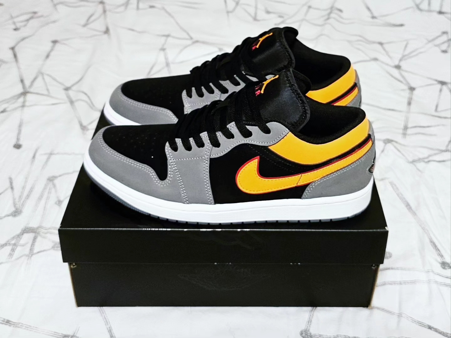 Jordan 1 Low SE Black Vivid Orange 착용 스타일 - 2