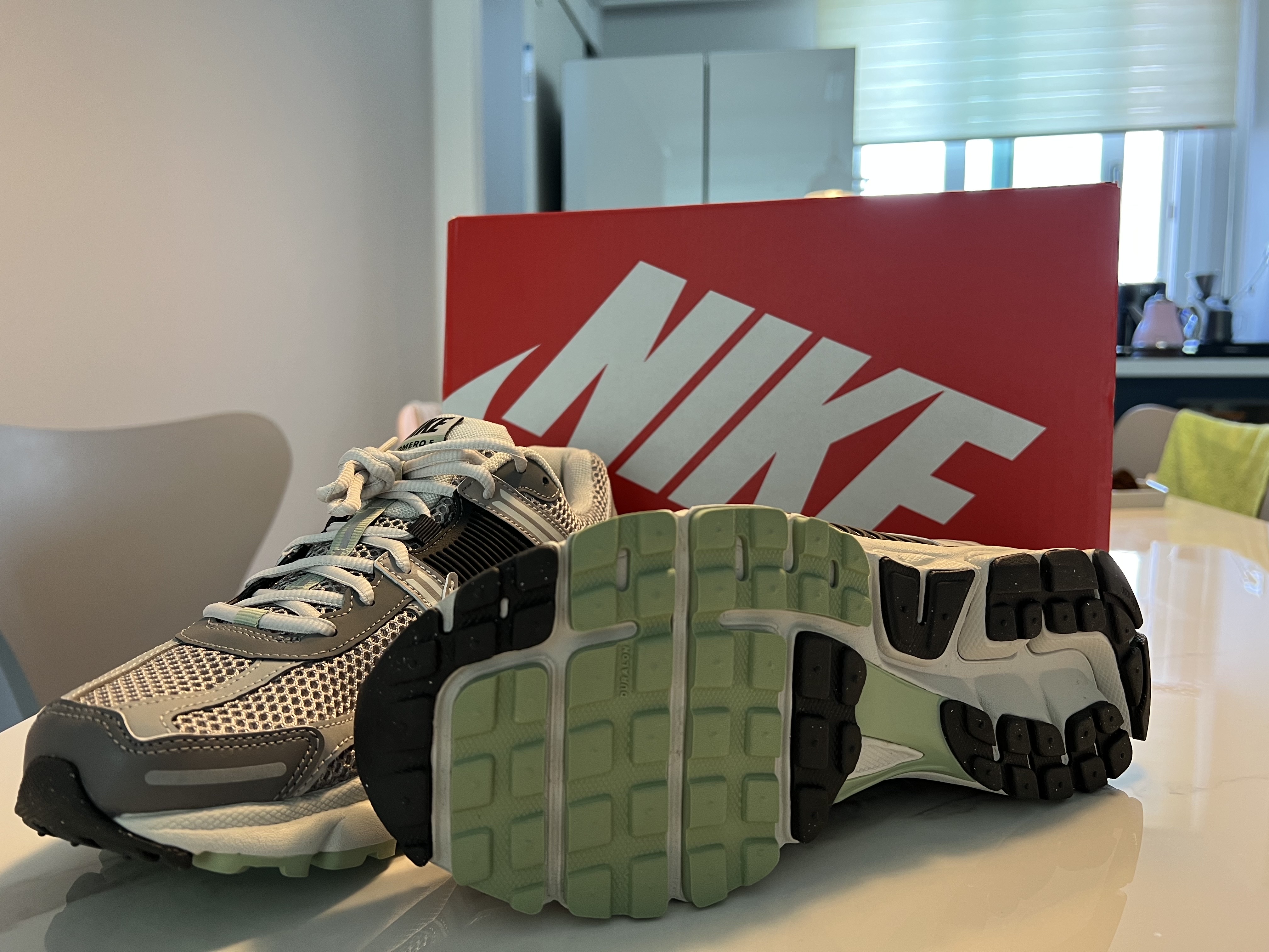 (W) Nike Zoom Vomero 5 Cobblestone and Flat Pewter 착용 스타일 - 1