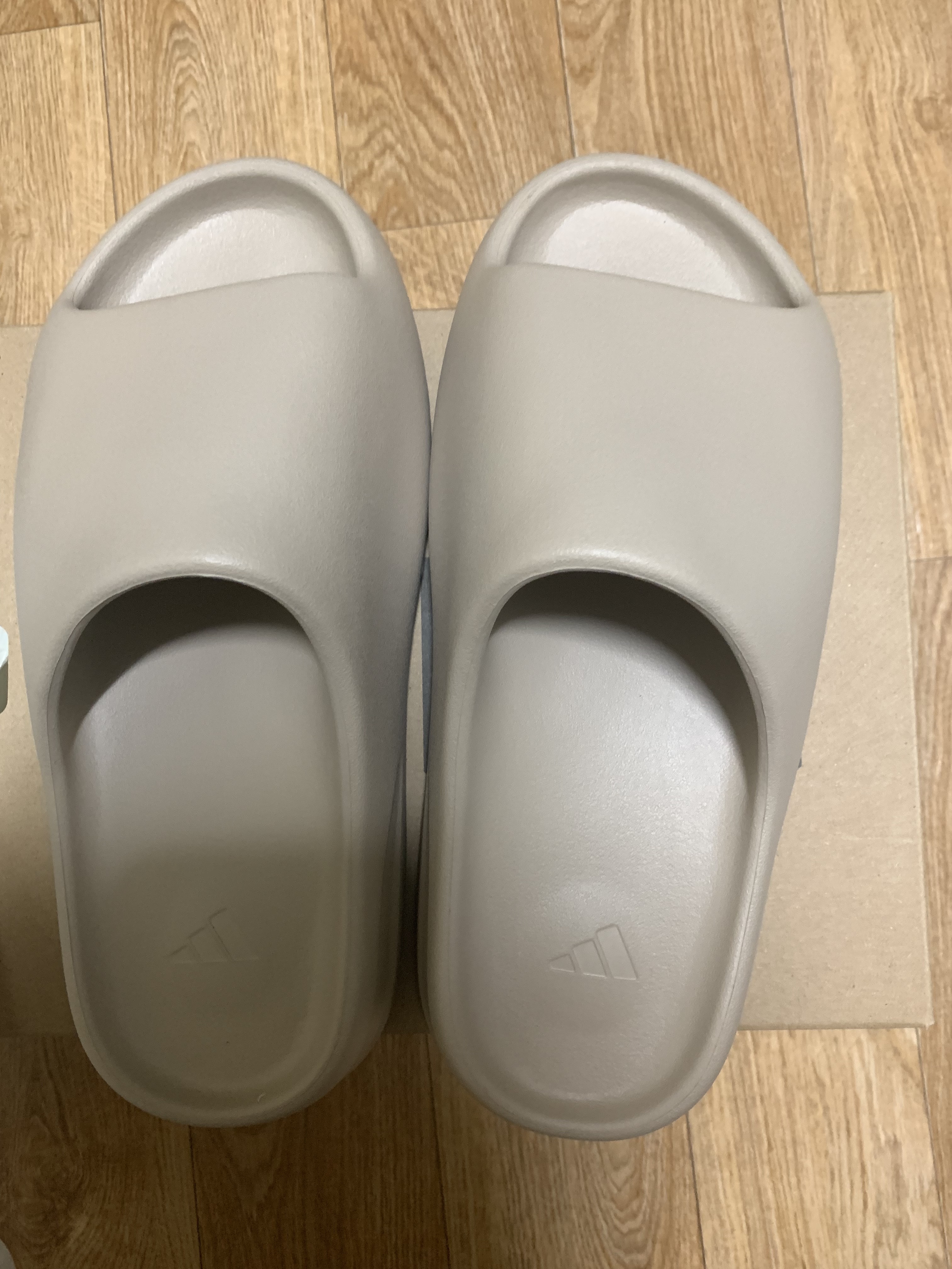 Adidas Yeezy Slide Pure - Re-Release Ver. 착용 스타일 - 2