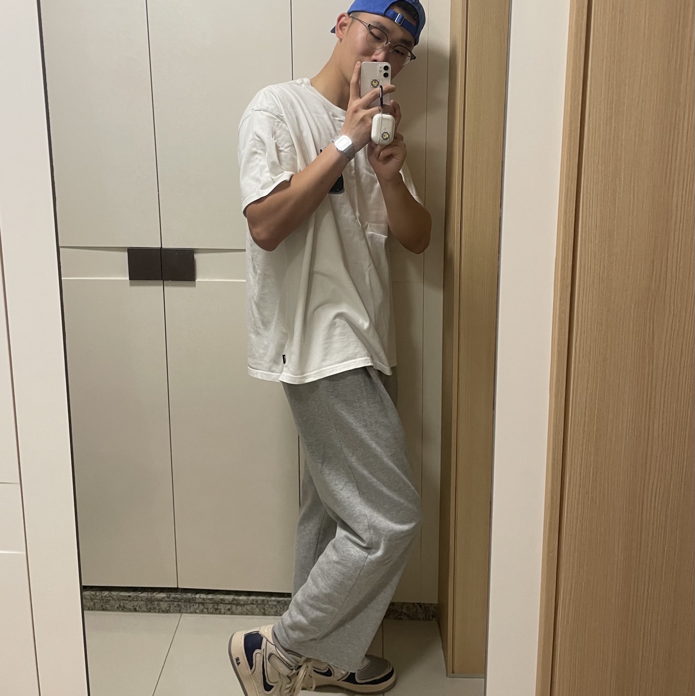 Nike x Stussy NRG FL SS 8 Ball T-Shirt White (DO9322-100), Nike Air Force 1 Mid '07 Pearl White 착용 스타일