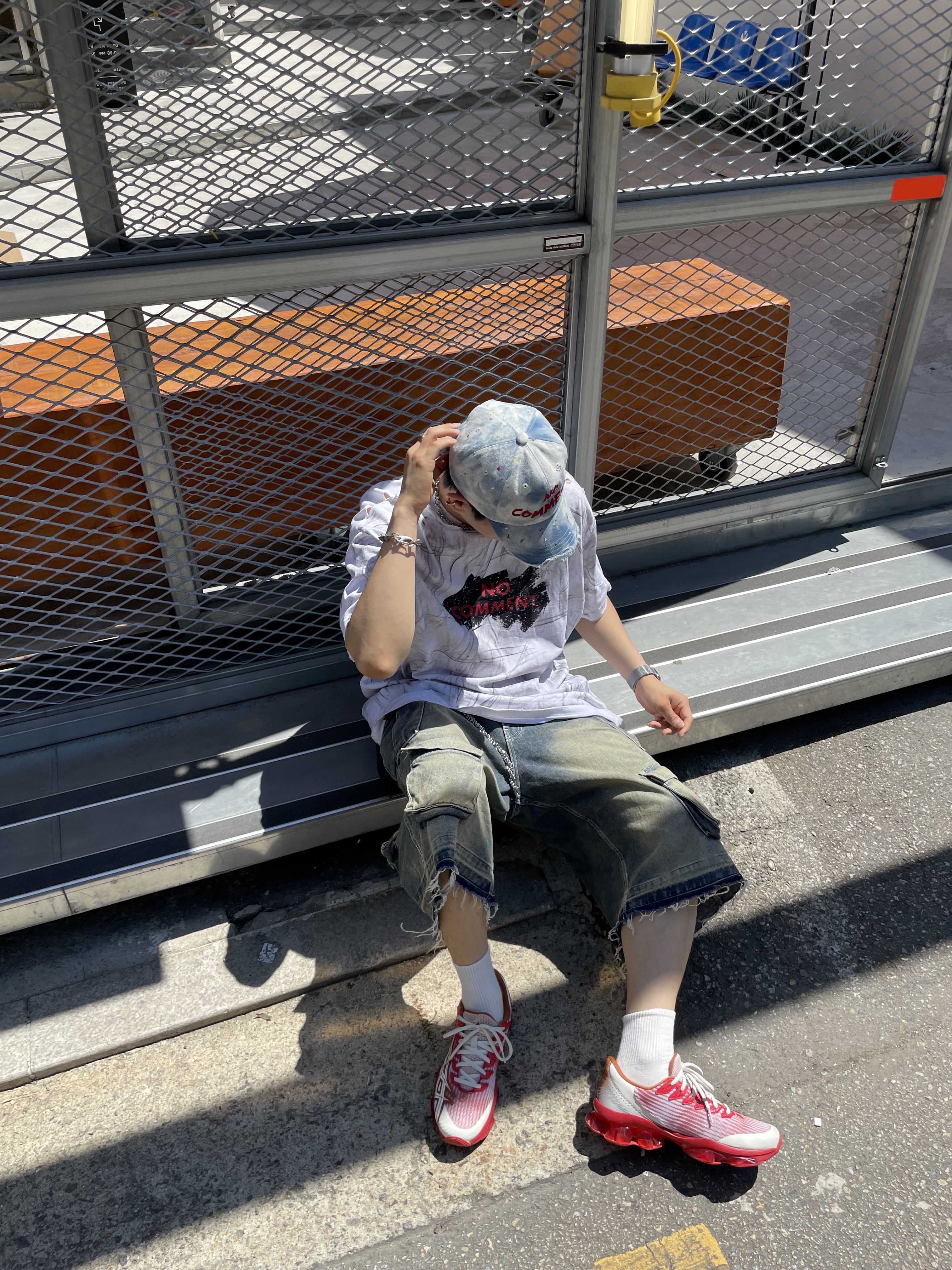 Asics x Kiko Kostadinov Gel-Quantum Levitrack Candy Apple Red, Nos Couleurs Old Washed Cargo Denim Shorts Blue 착용 스타일 - 3