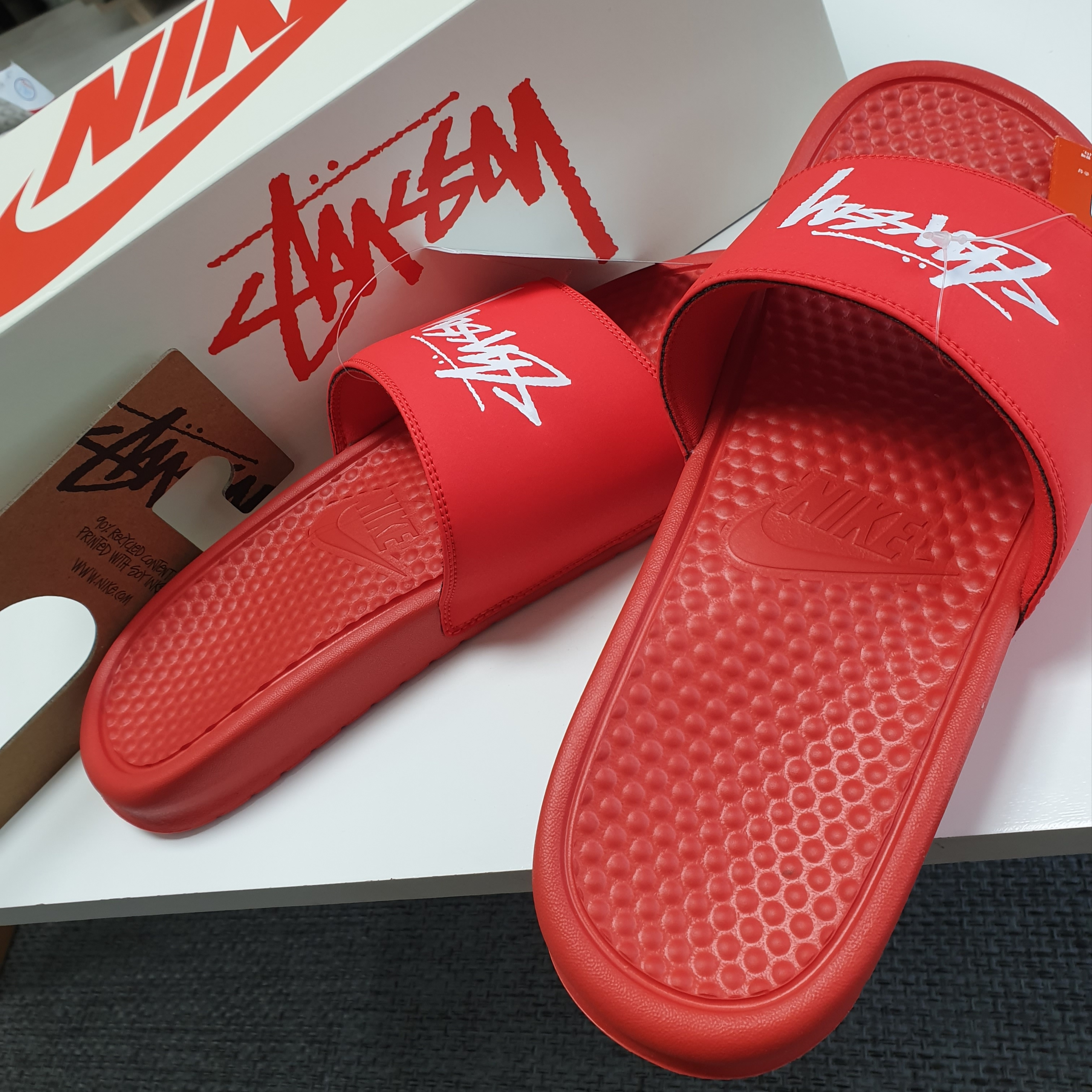 Nike x Stussy Benassi Slide Habanero Red 착용 스타일